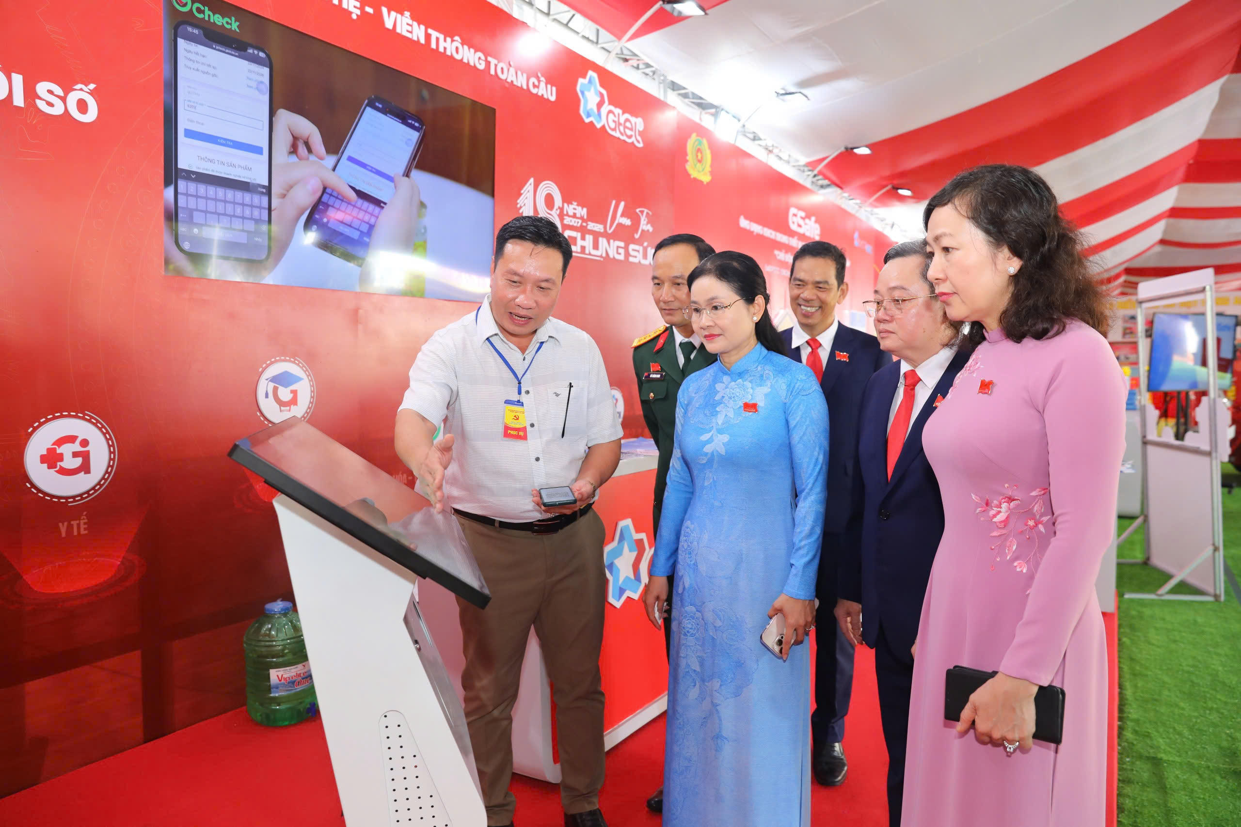 Lãnh đạo tỉnh tham quan gian hàng chuyển đổi số tại khu trưng bày các sản phẩm của doanh nghiệp.