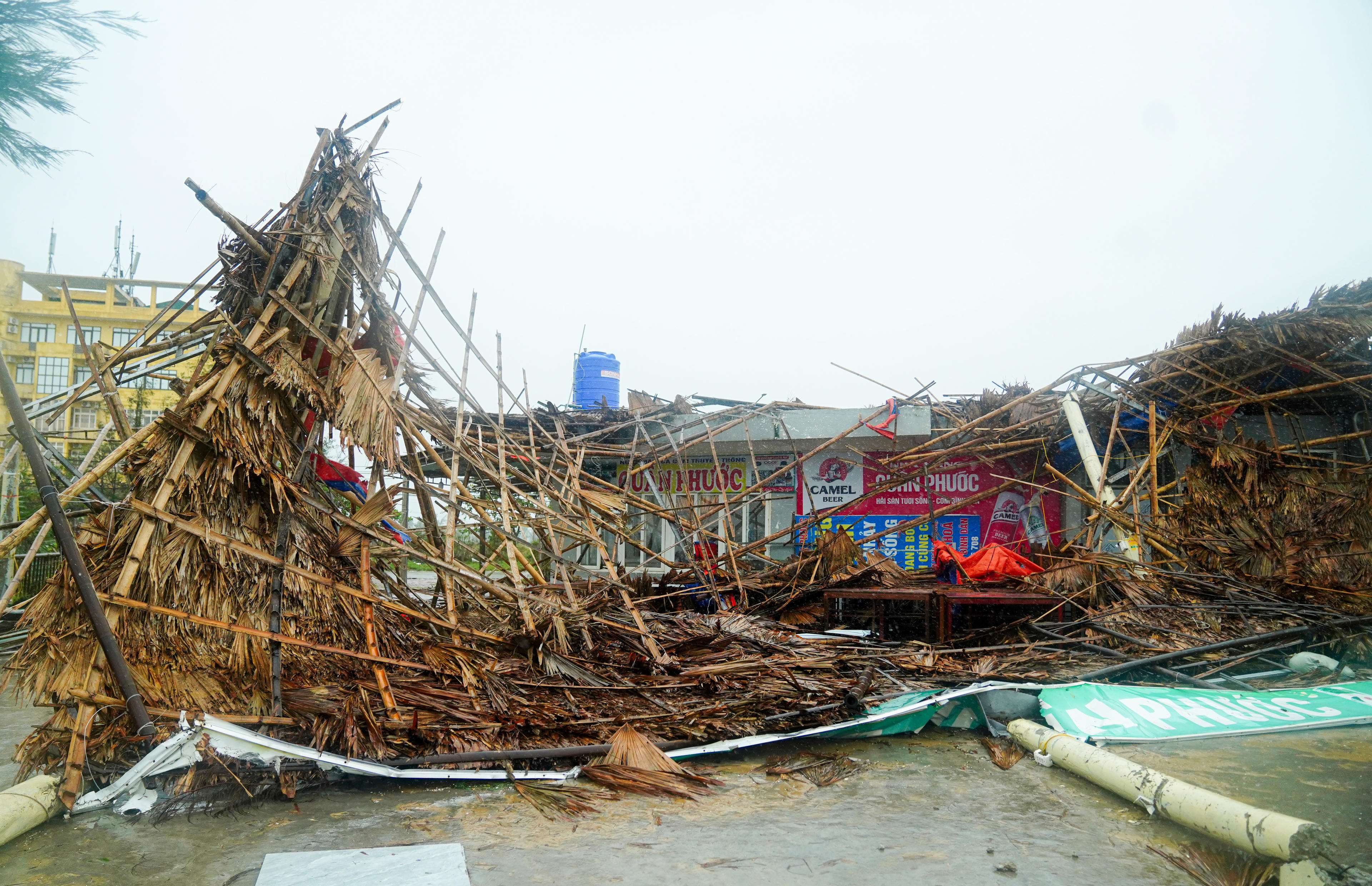 Nhiều nhà hàng bị bão đánh tan hoang. Ảnh: Cẩm Kỳ.