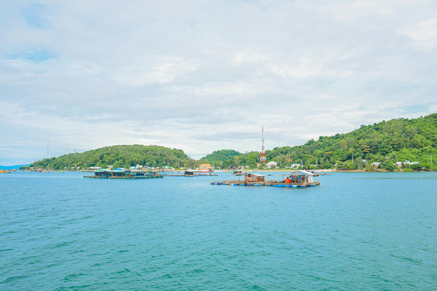 Một quần đảo khác của An Giang với tên gọi nghe rất “kêu” là Quần đảo Hải Tặc. Nơi đây được cho là một trong những điểm ẩn náu và cất giấu kho báu cướp được của toán cướp biển Cánh Buồm Đen từ nhiều năm về trước. Ảnh Nguyễn Minh.