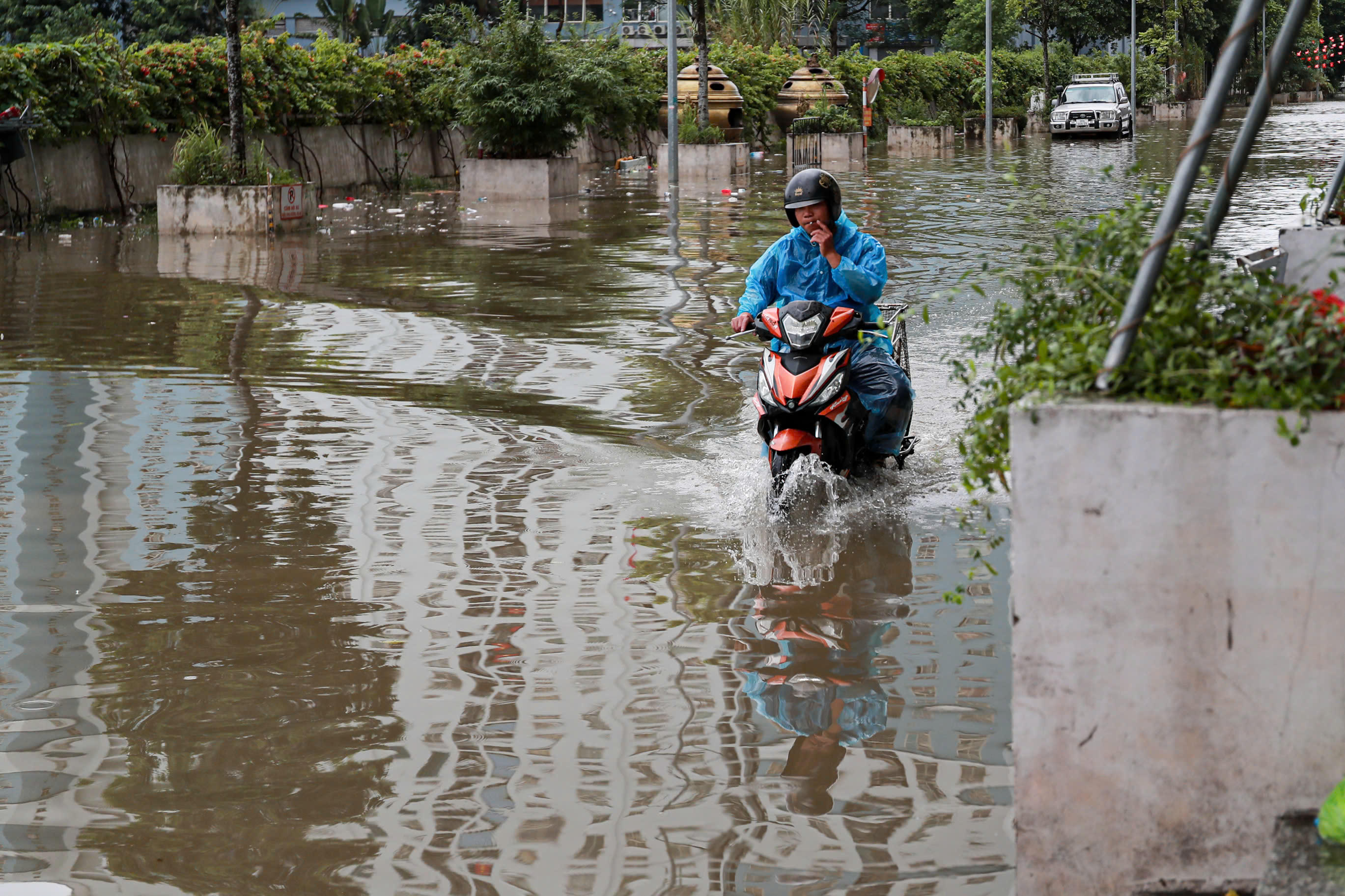 Theo ghi nhận của PV Báo Đại đoàn kết, từ sáng ngày 29/9, do ảnh hưởng của cơn bão số 10, Hà Nội hứng chịu nhiều trận mưa lớn khiến nhiều tuyến phố ngập sâu.