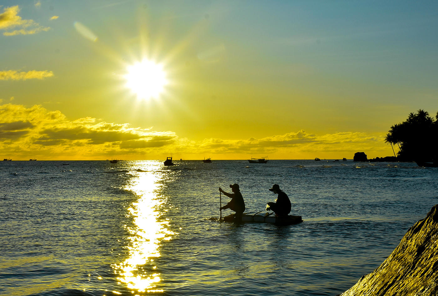 Khung cảnh yên bình, thơ mộng vào sáng sớm ở làng chài Hòn Sơn. Ảnh Nguyễn Minh.