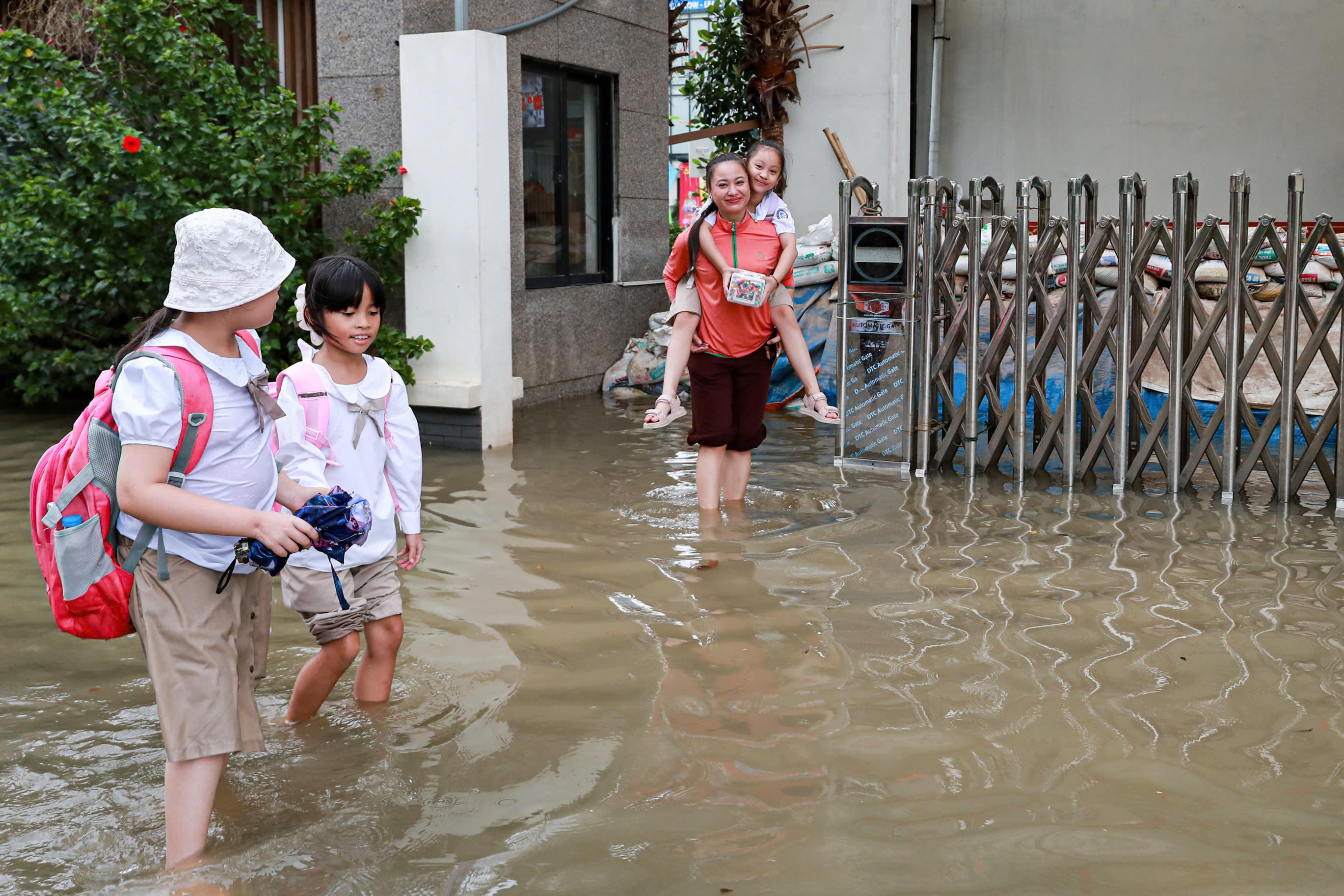 Vào đúng giờ tan học buổi chiều tối nay, phụ huynh phải lội nước cõng con về nhà.