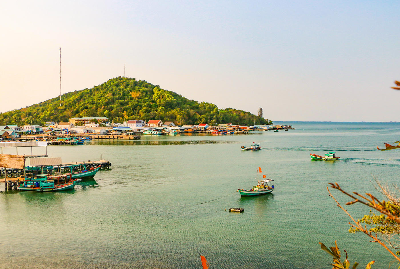 Hòn Heo - một tên gọi khác của xã đảo Sơn Hải. Xã đảo này gồm toàn bộ quần đảo Bà Lụa, cách mũi Hòn Chông khoảng 6km về phía Tây và sở hữu cho mình tận 42 đảo lớn, nhỏ. Ảnh Nguyễn Minh.