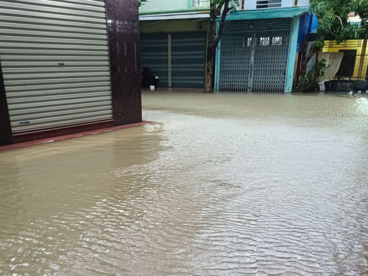 Đường Trần Quang Diệu, phường Hạc Thành ngập sâu. Ảnh: Đỗ Hà.