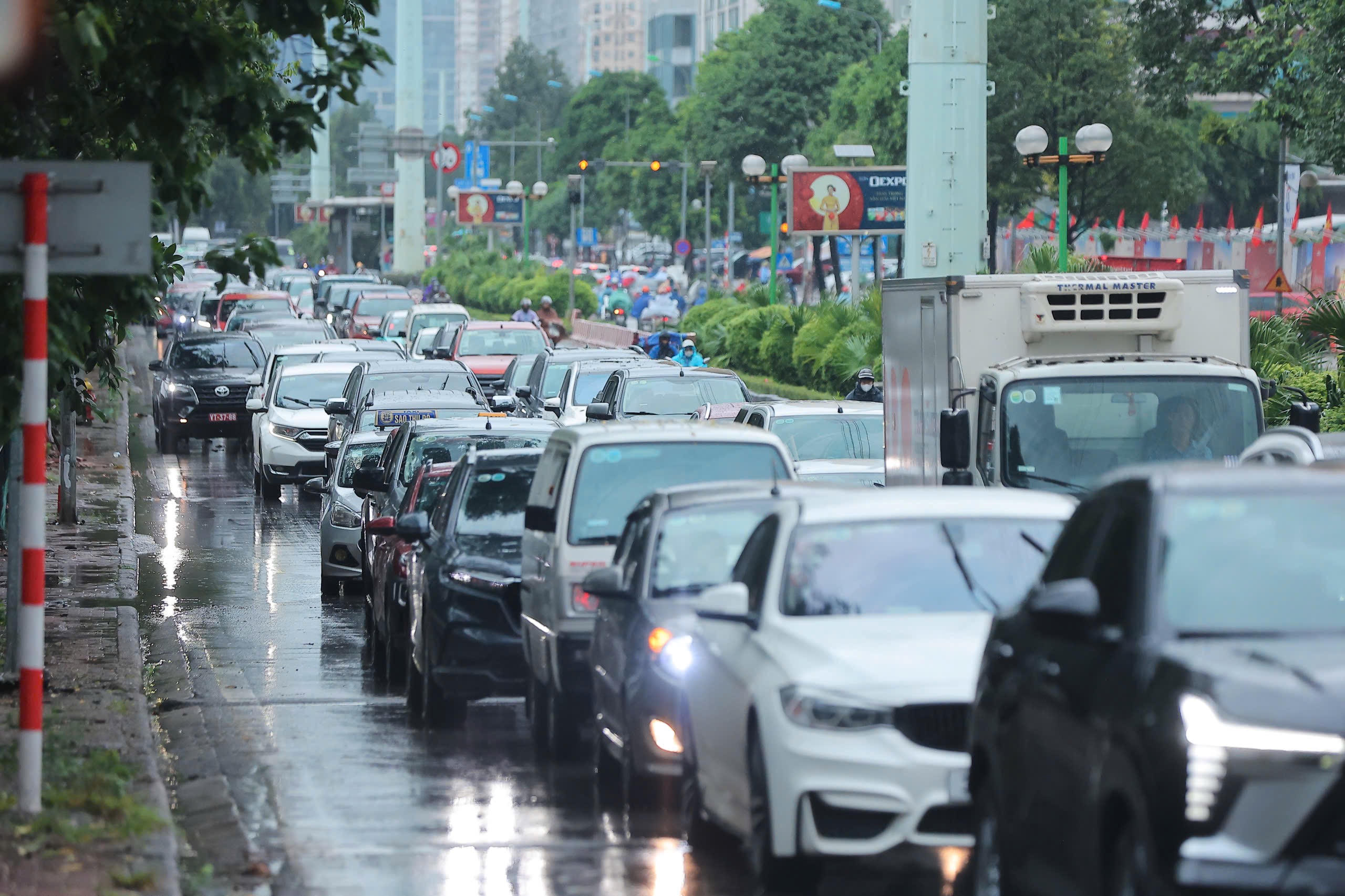 Theo Trung tâm Dự báo khí tượng thủy văn quốc gia, do ảnh hưởng của bão số 10 Bualoi, hôm nay (29/9) Hà Nội mưa lớn, đề phòng xảy ra lốc, sét và gió giật mạnh. Mưa sẽ tiếp diễn tới 30/9, nhưng cường độ ngày mai giảm đáng kể.