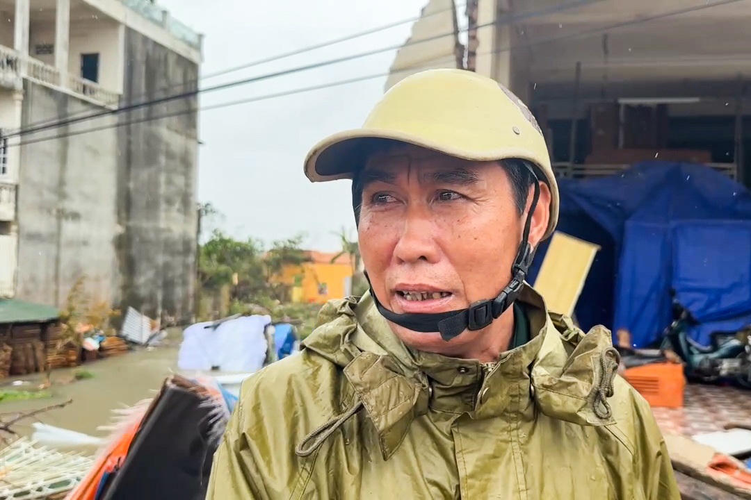 Ông Vũ Văn Chương (trú thôn Hảo Nam, xã Hoằng Phú) cho biết: Trận lốc xoáy xảy vào khoảng 3h sáng nay, quét qua rất nhanh, khiến nhà ông bị thiệt hại nặng. Ảnh: Đình Minh.