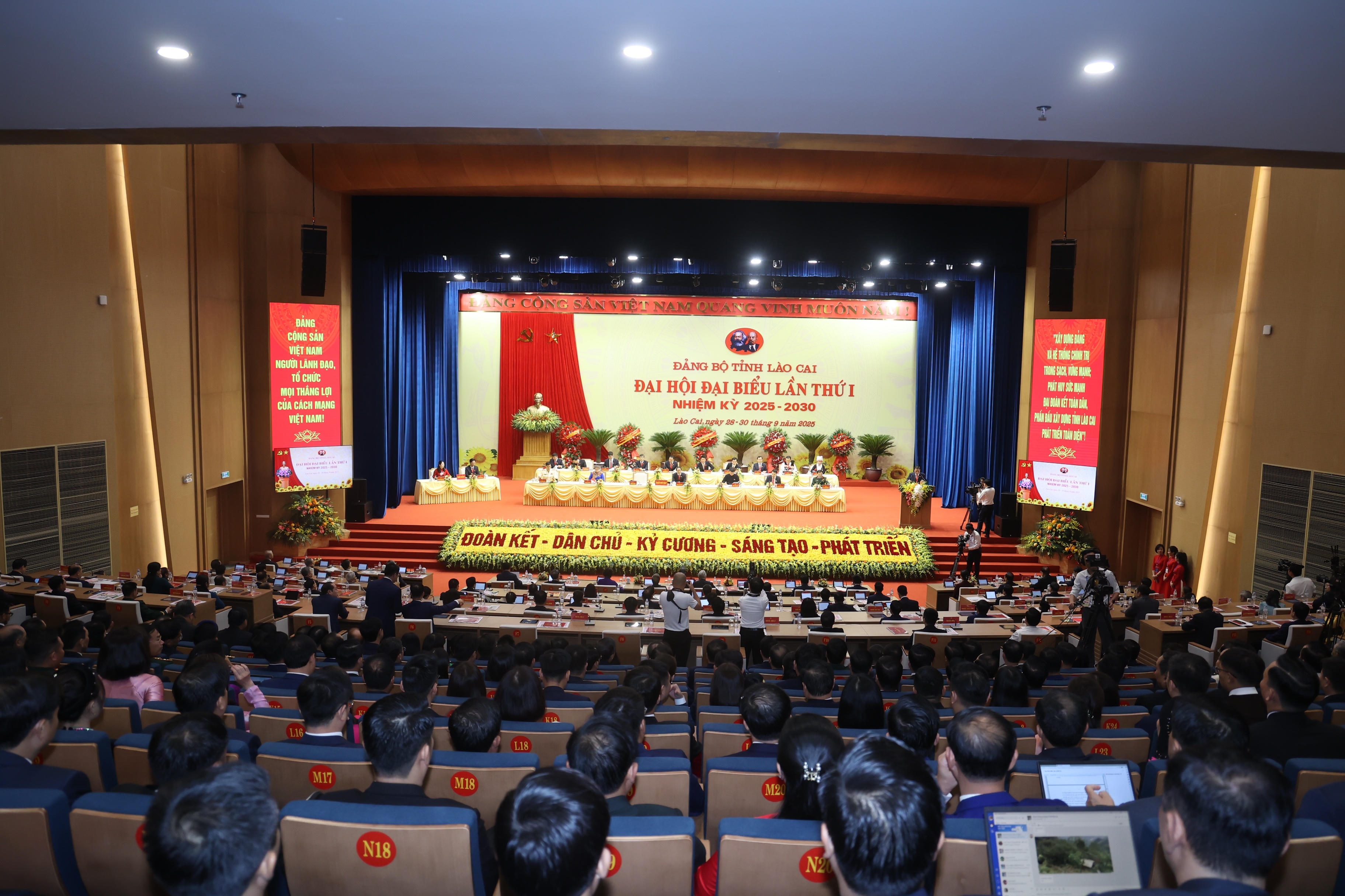 Toàn cảnh Đại hội đại biểu Đảng bộ tỉnh Lào Cai lần thứ I.