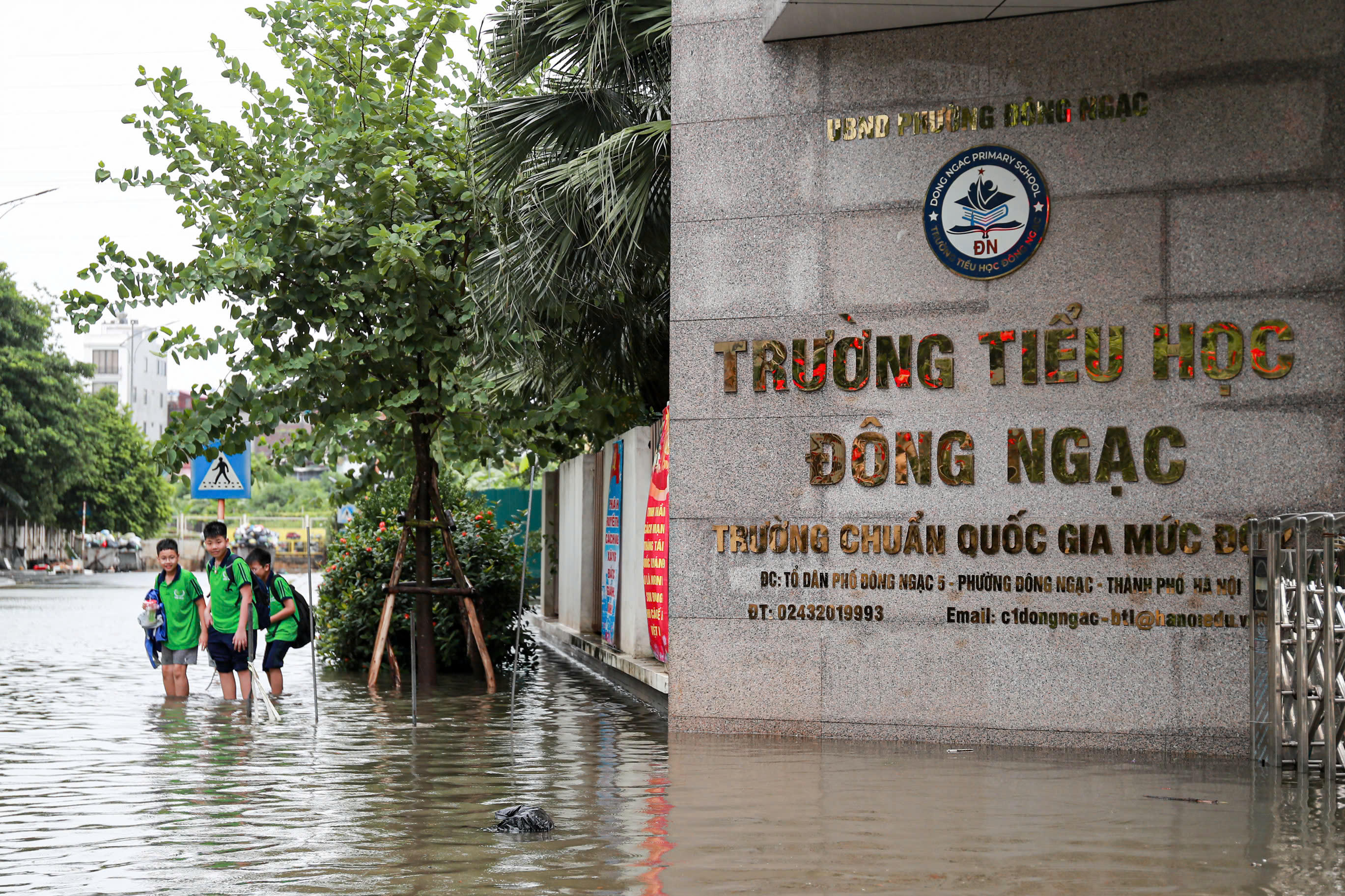 Đến chiều tối nay, tại khu vực Trường tiểu học Đông Ngạc (phường Đông Ngạc, Hà Nội) nước vẫn ngập sâu.