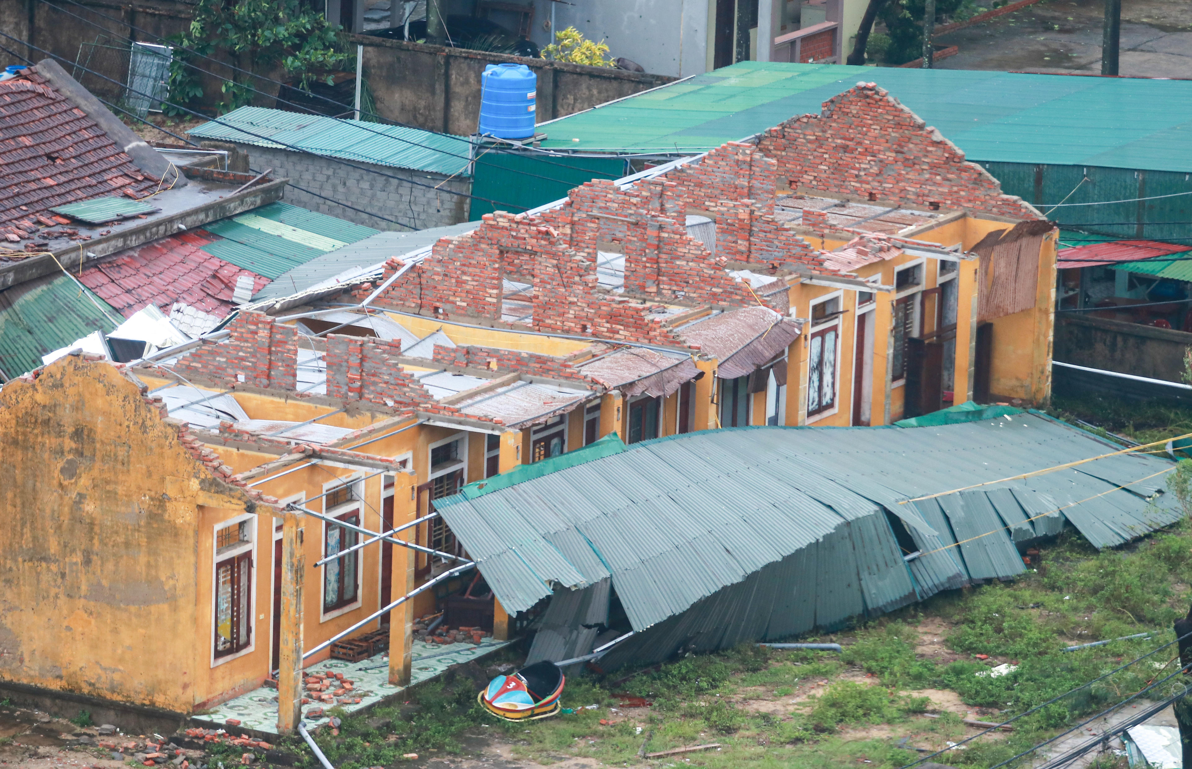Nhiều công trình bị tốc mái, hư hỏng nghiêm trọng. Ảnh: Cẩm Kỳ.