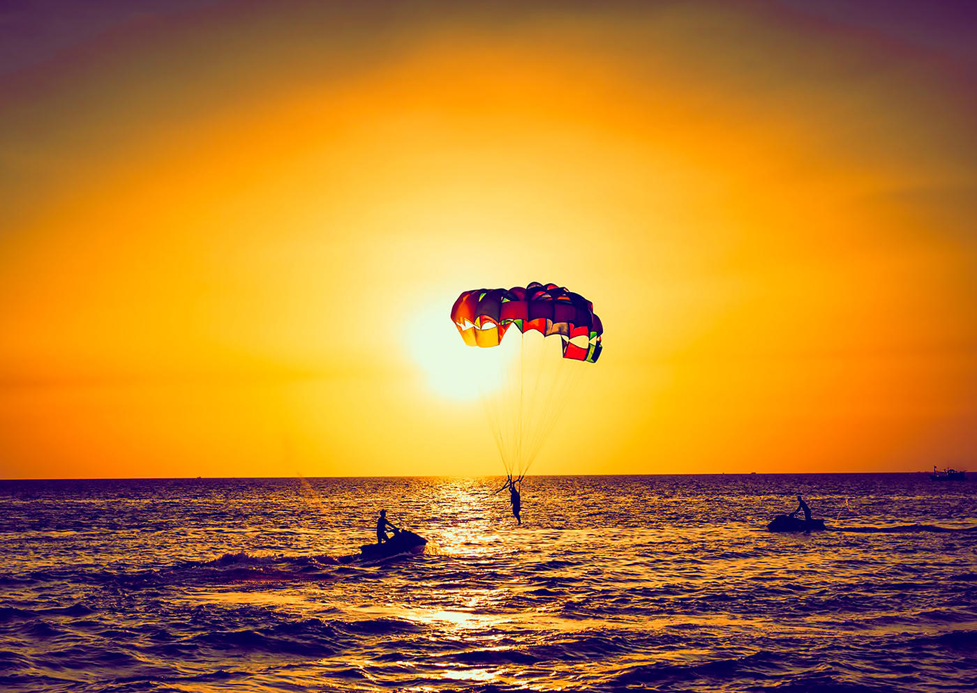 Dịch vụ vui chới giải trí đẳng cấp, cộng thêm khung cảnh thiên nhiên tuyệt đẹp, đảo Phú Quốc luôn là điểm đến hấp dẫn hàng đầu trong khu vực, cạnh tranh trực tiếp với các đảo du lịch nổi tiếng khác trên thế giới như Phuket (Thái Lan), Bali (Indonesia)… Ảnh Nguyễn Minh.