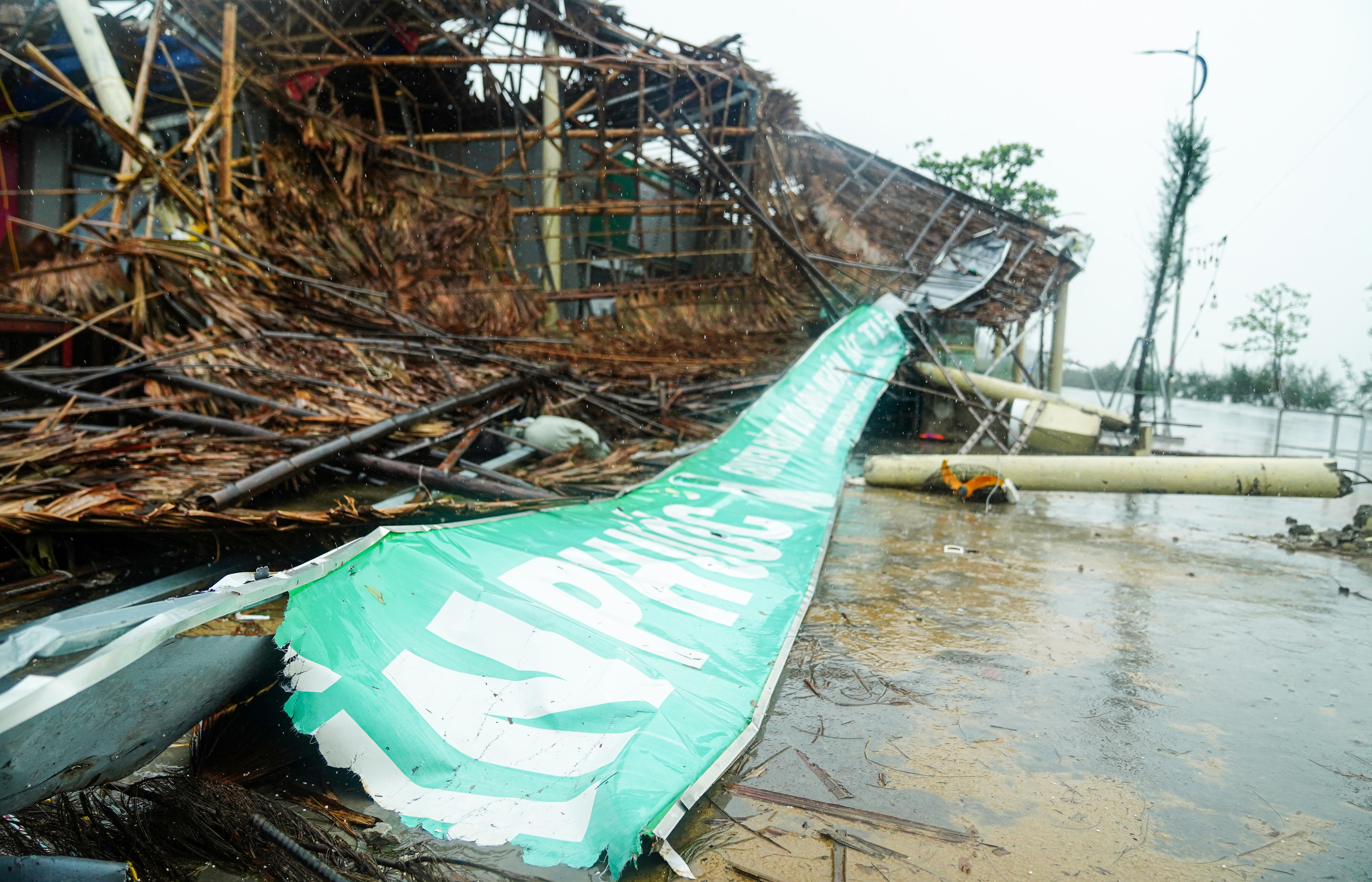 Mái che, biển bảng mái nhà hàng bị thổi bay, chắn lối di chuyển. Ảnh: Cẩm Kỳ.