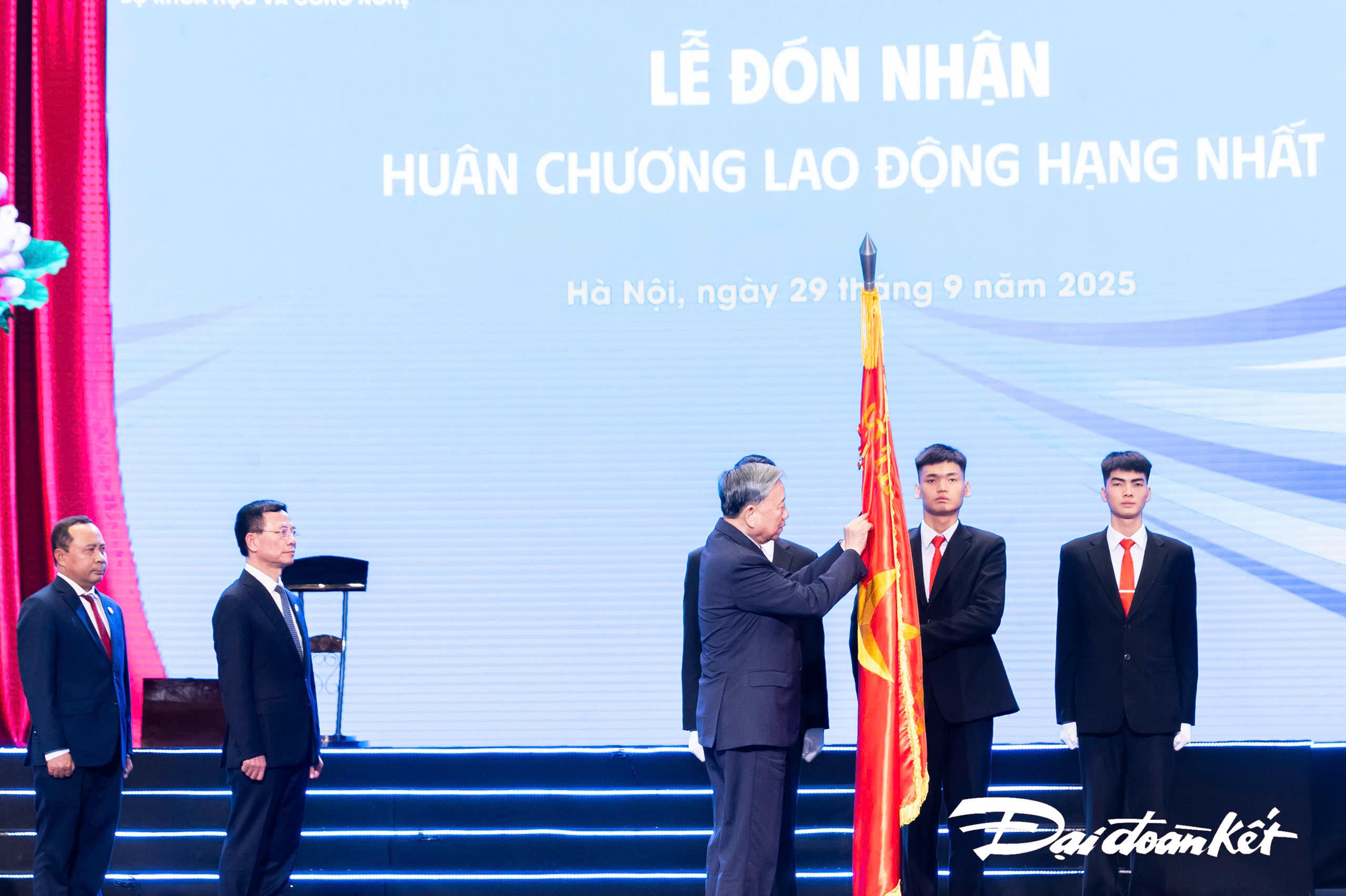 Tổng Bí thư Tô Lâm trao Huân chương Lao động hạng Nhất tặng Bộ Khoa học và Công nghệ. Ảnh: Quang Vinh.