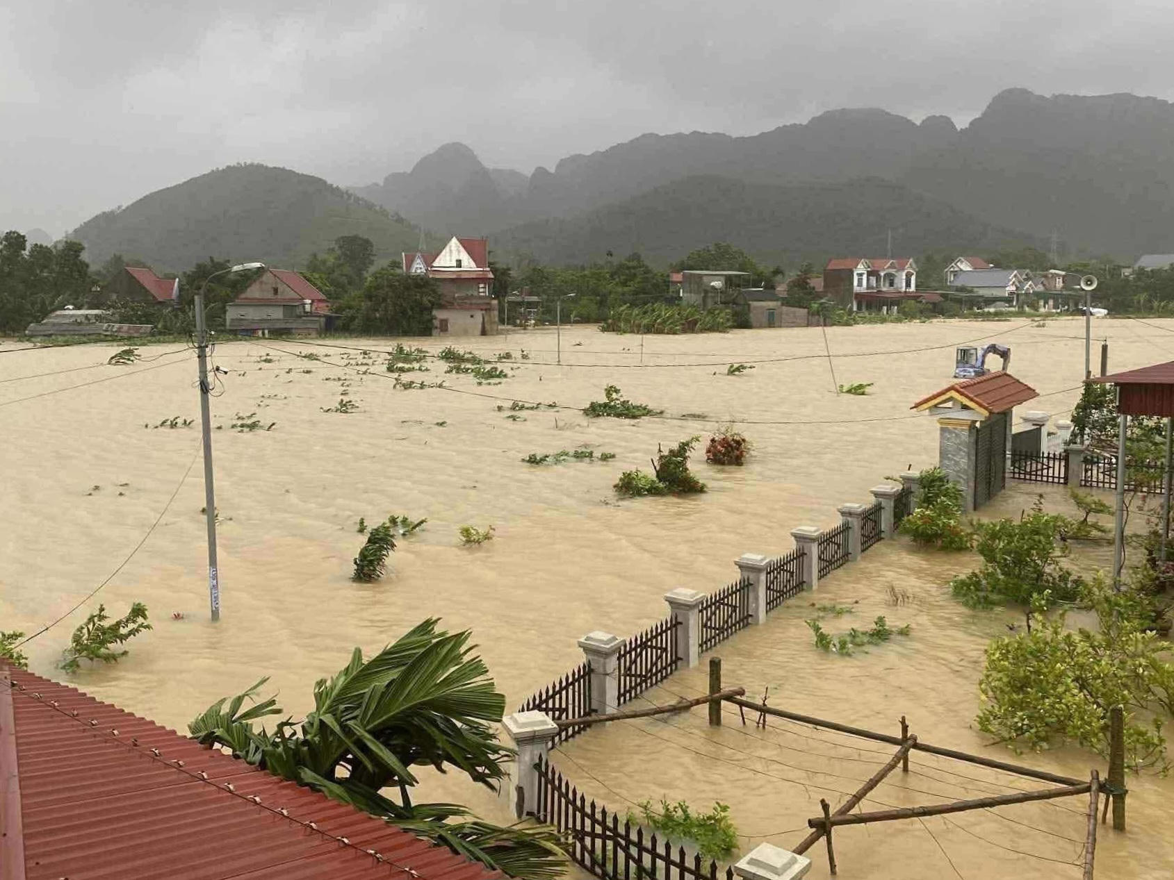 Tại một số địa phương khác trong tỉnh Thanh Hóa, do nước sông dâng cao, đã gây ngập một số khu dân cư. Trong ảnh là thôn Đồng Hải, xã Như Thanh.