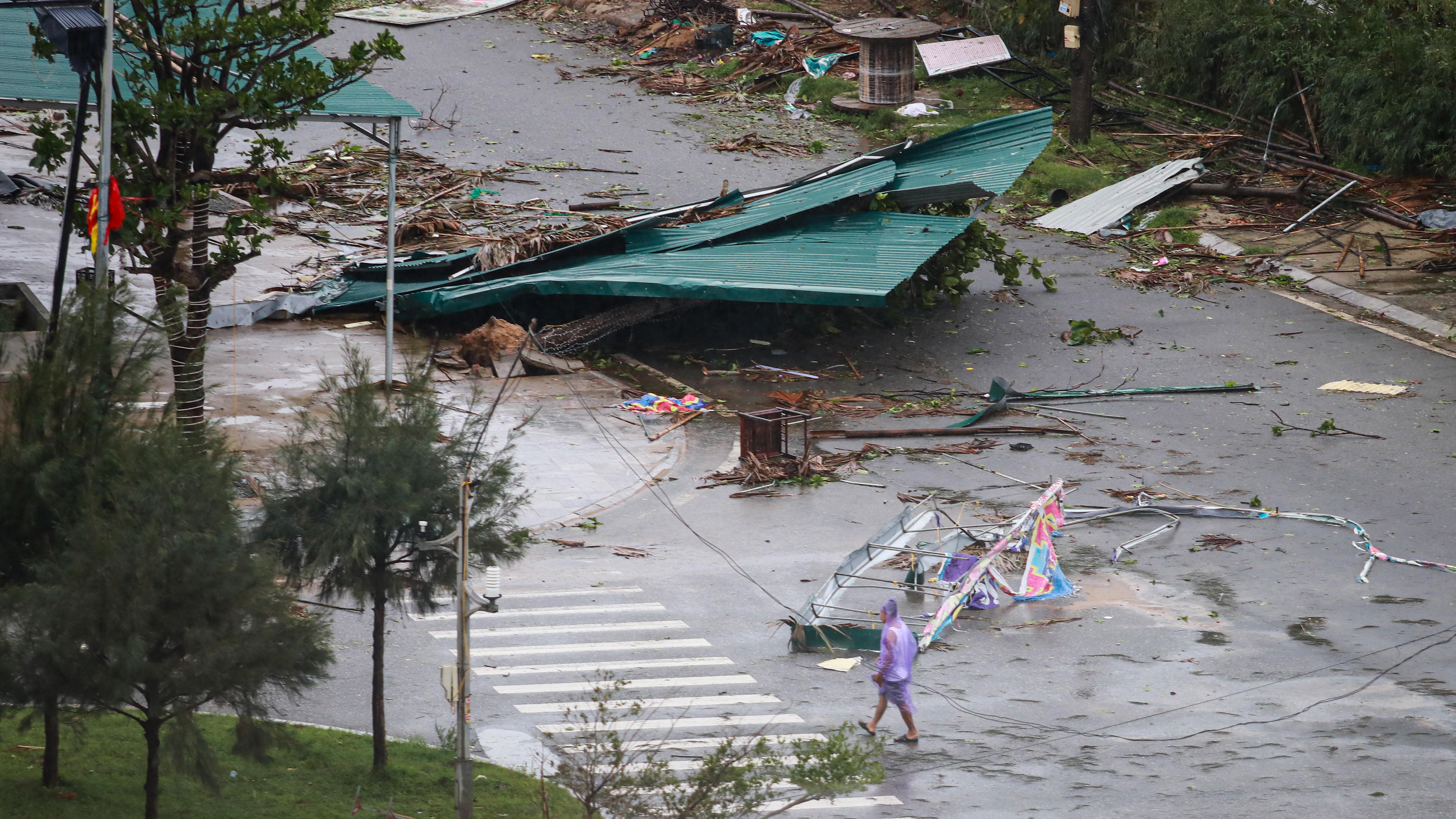  Biển hiệu gãy đổ, mái tôn vương vãi khắp đường. Ảnh: Cẩm Kỳ.