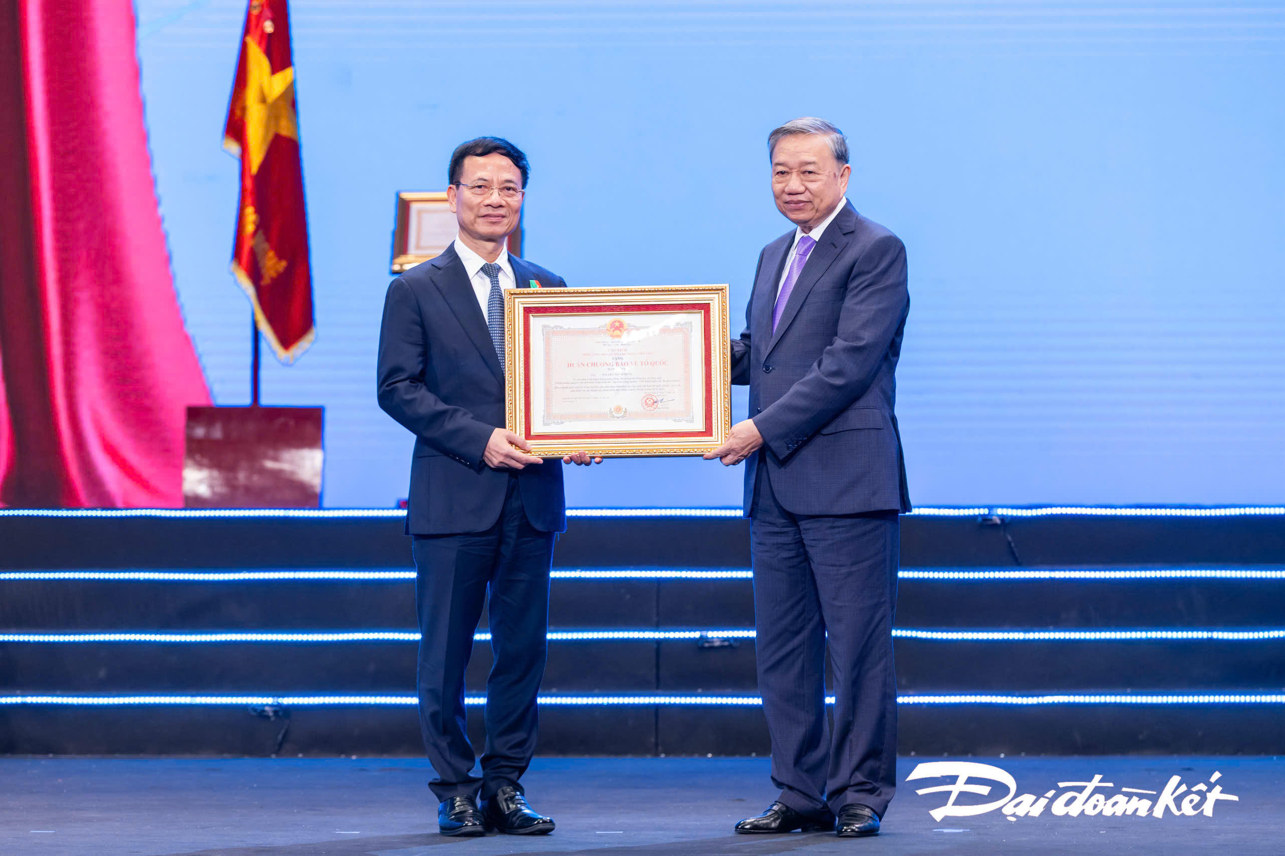 Tổng Bí thư Tô Lâm trao Huân chương Bảo vệ Tổ quốc hạng Nhất cho ông Nguyễn Mạnh Hùng, Bộ trưởng Bộ Khoa học và Công nghệ. Ảnh: Quang Vinh.