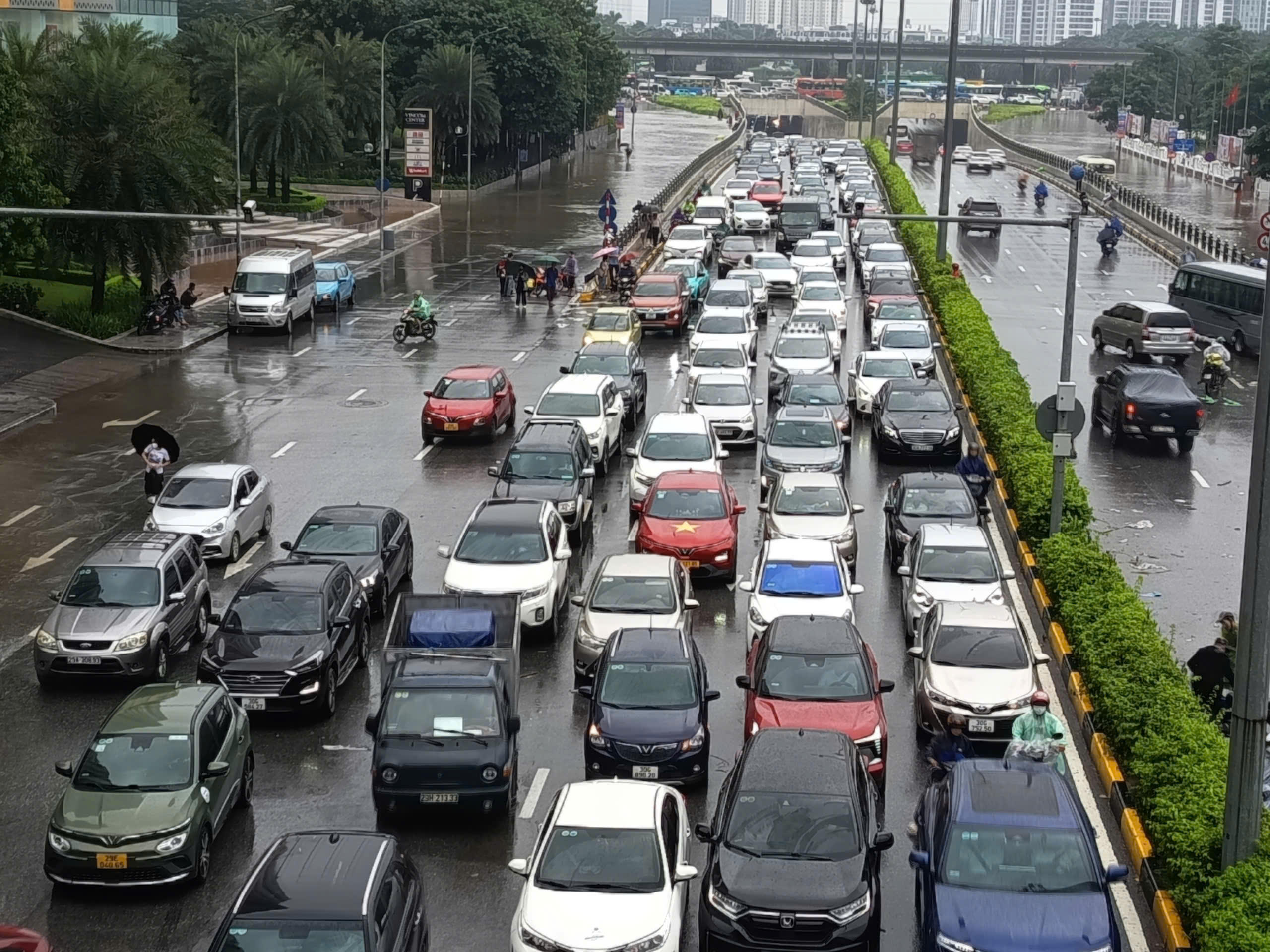 Hầm chui hướng Đại Lộ Thăng Long di chuyển hướng Trần Duy Hưng ùn tắc. Nhiều phương tiện phải quay đầu. Ảnh: Phạm Sỹ. 