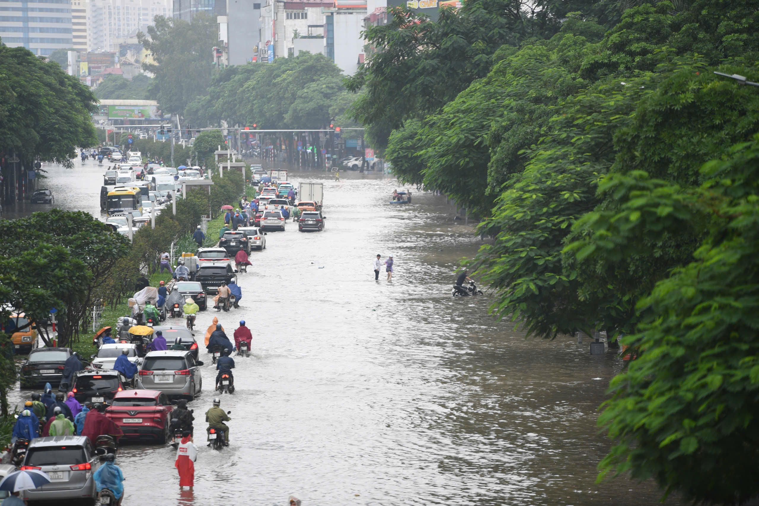 Ngập sâu trên đường Trần Duy Hưng.