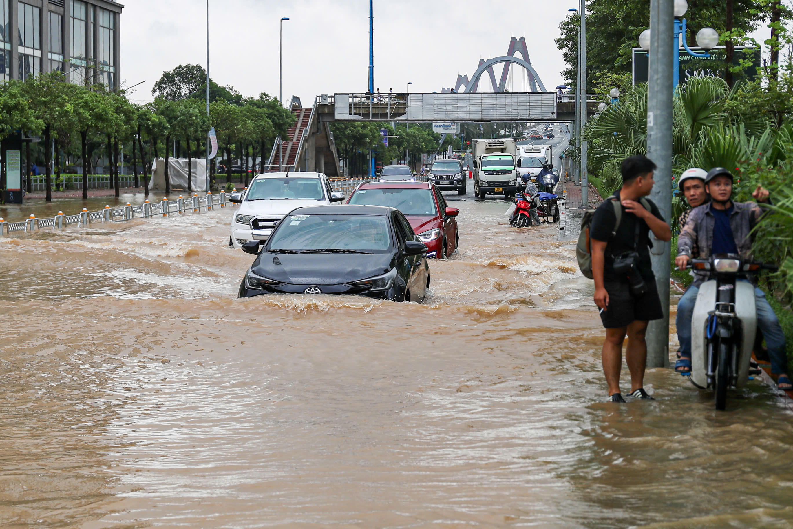 Theo ghi nhận của PV Báo Đại đoàn kết, sáng 7/10, tuyến đường Võ Chí Công tiếp tục ngập sâu do ảnh hưởng bởi hoàn lưu bão số 11.