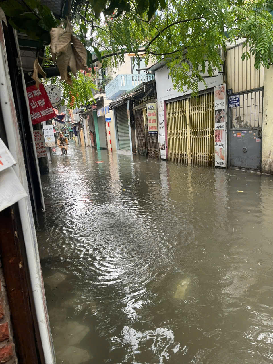 Tình trạng ngập sâu tại khu vực ngõ 230 Định Công Thượng, phường Định Công, TP Hà Nội.
