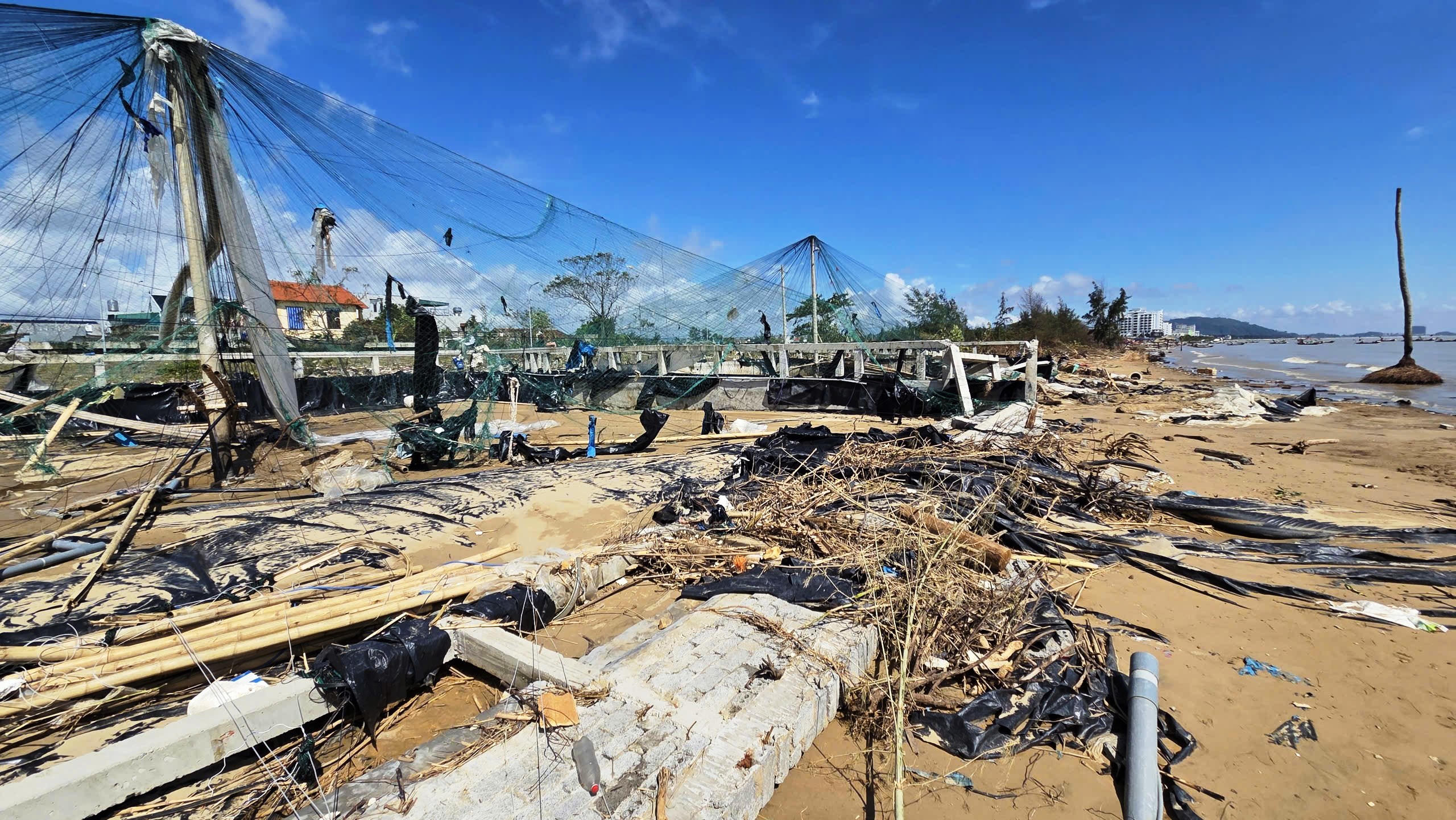 Cả cánh đồng nuôi tôm công nghệ cao của xã Hoằng Thanh tan hoang sau bão. Ảnh: Nguyễn Chung.