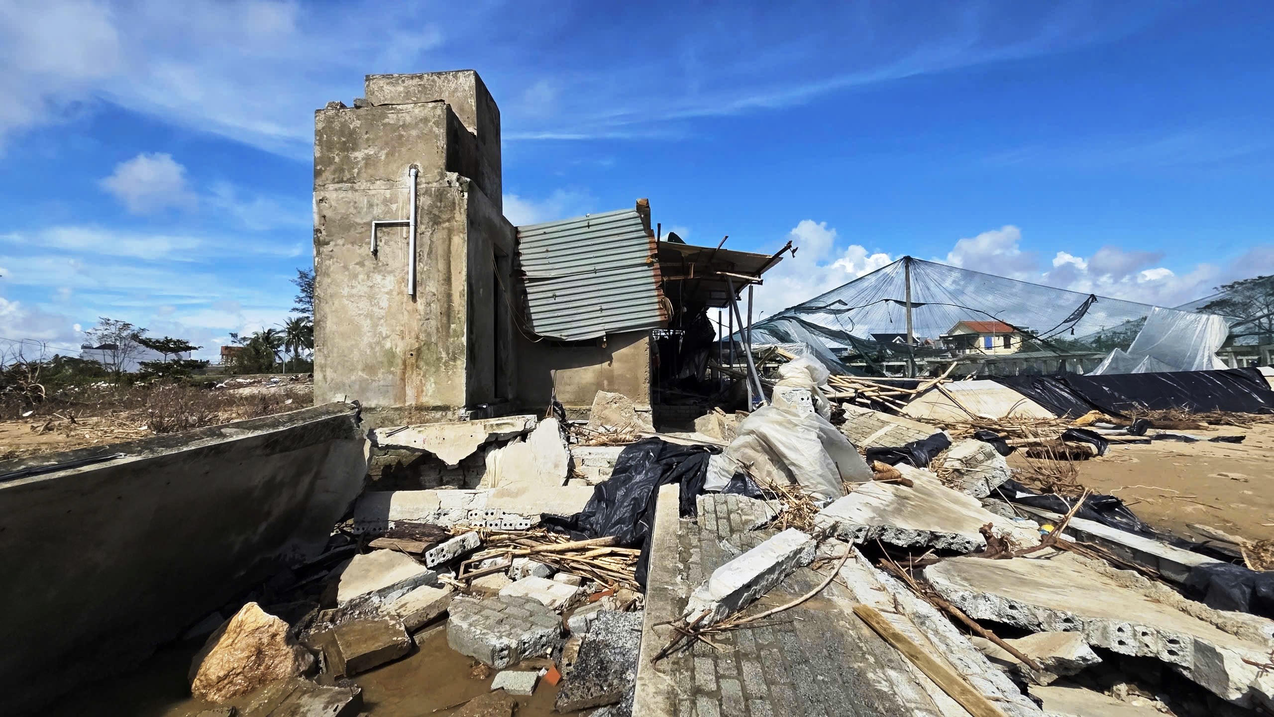 Tất cả bị bẻ vụn dưới sức tàn phá của thiên tai. Ảnh: Nguyễn Chung.