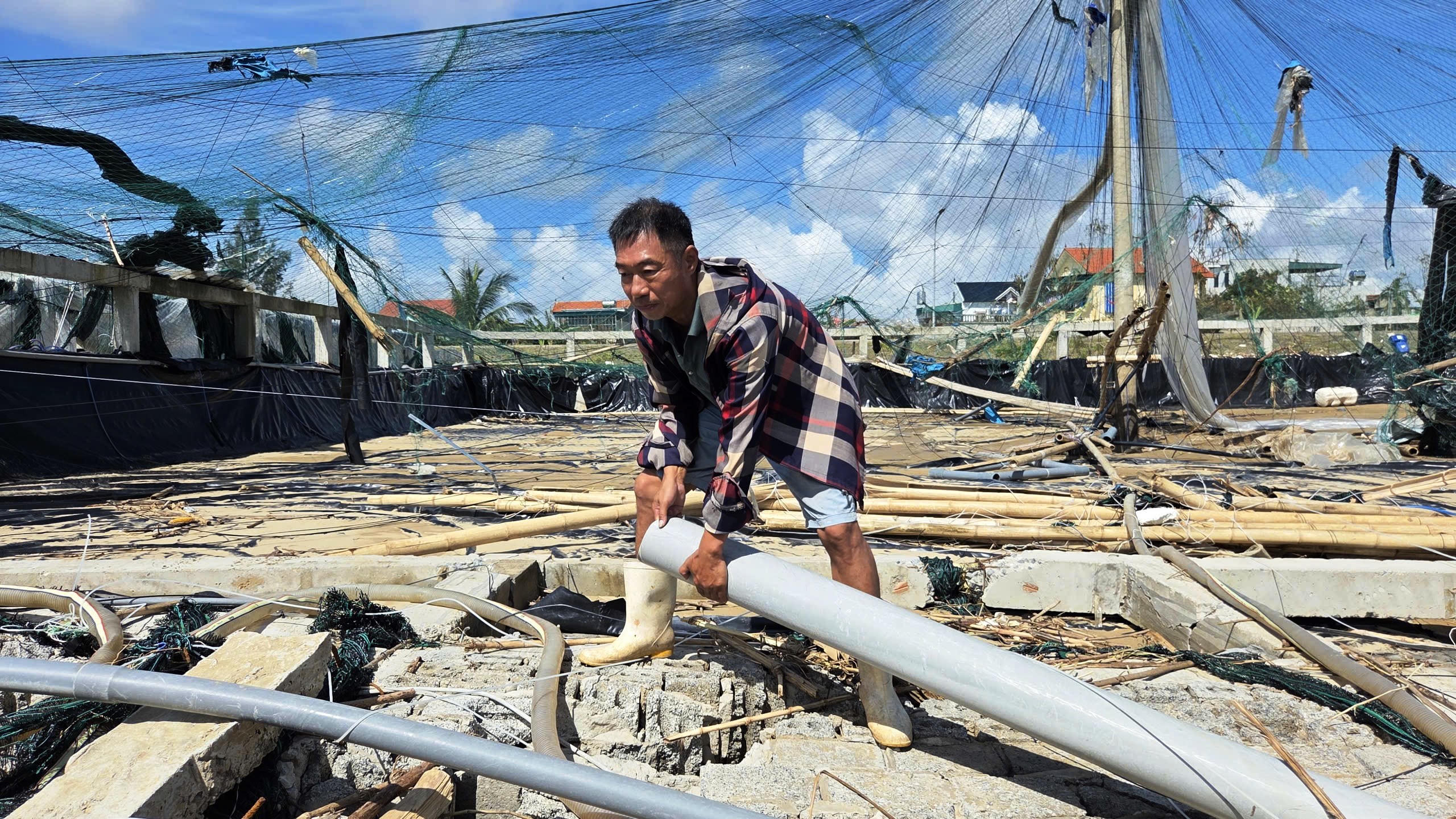 Người dân cố gắng nhặt nhạnh những gì còn sót lại sau bão. Ảnh: Nguyễn Chung.