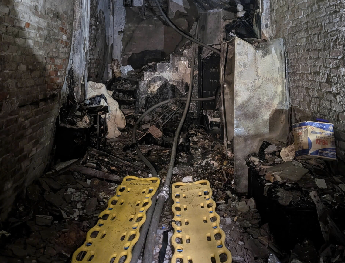 Sáng 11/10, ngôi nhà bốn tầng một tum nằm sâu trong ngõ 180 phố Kim Hoa, phường Văn Miếu - Quốc Tử Giám bất ngờ bốc cháy khiến cả gia đình 5 người tử vong.