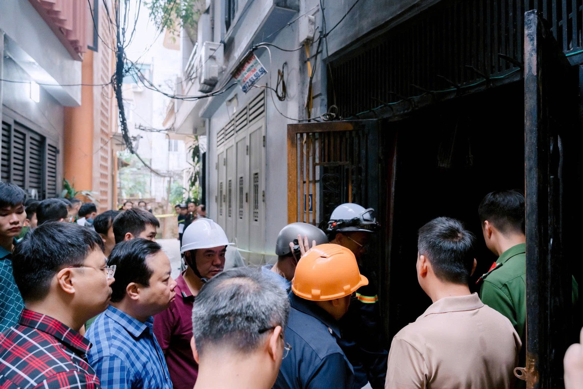 Chủ tịch TP Hà Nội yêu cầu các đơn vị, địa phương tập trung vào việc bảo đảm lối thoát hiểm thông thoáng, có đủ phương tiện, thiết bị chữa cháy tại chỗ và lực lượng ứng phó tại chỗ theo phương châm "bốn tại chỗ". Đồng thời, nghiên cứu các giải pháp quy hoạch các ngõ, ngách nhỏ hẹp; tăng cường phổ biến kiến thức phòng cháy, chữa cháy cho người dân…