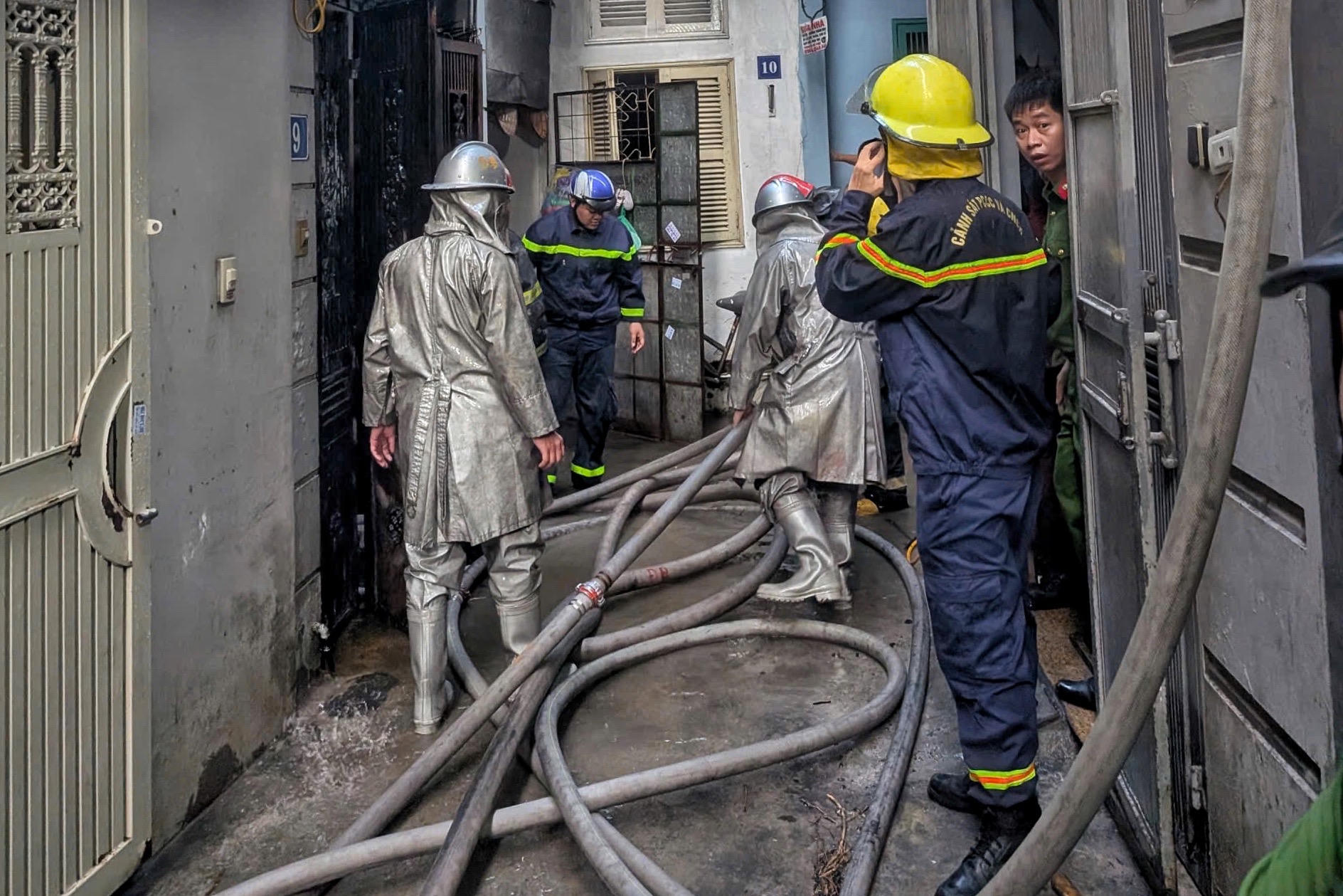 Ngôi nhà nằm trong ngõ sâu, cách đường giao thông chính khoảng 300 m gây khó khăn trong việc triển khai chữa cháy và cứu nạn, cứu hộ.