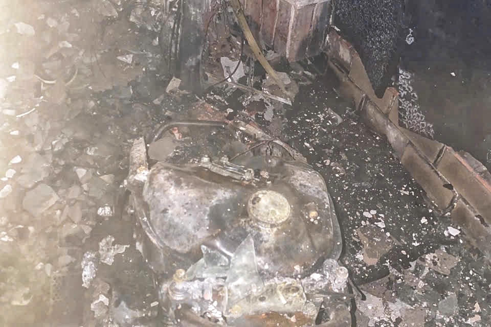 Hình ảnh chiếc xe máy bị cháy trơ khung.