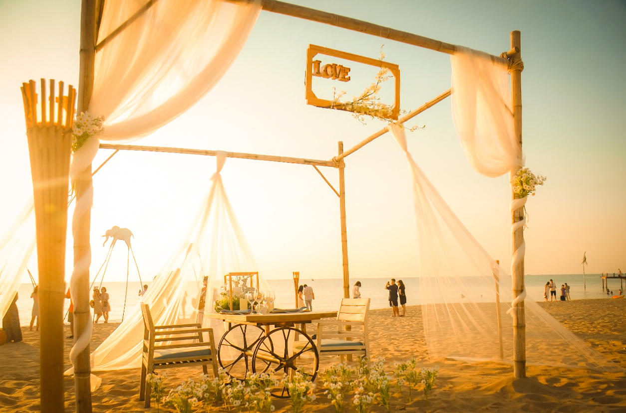 Bình minh đảo ngọc là thời điểm du khách có thể ngồi ngắm trọn khoảng thời gian mặt trời từ từ lặn xuống biển. Ảnh Nguyễn Minh.. 