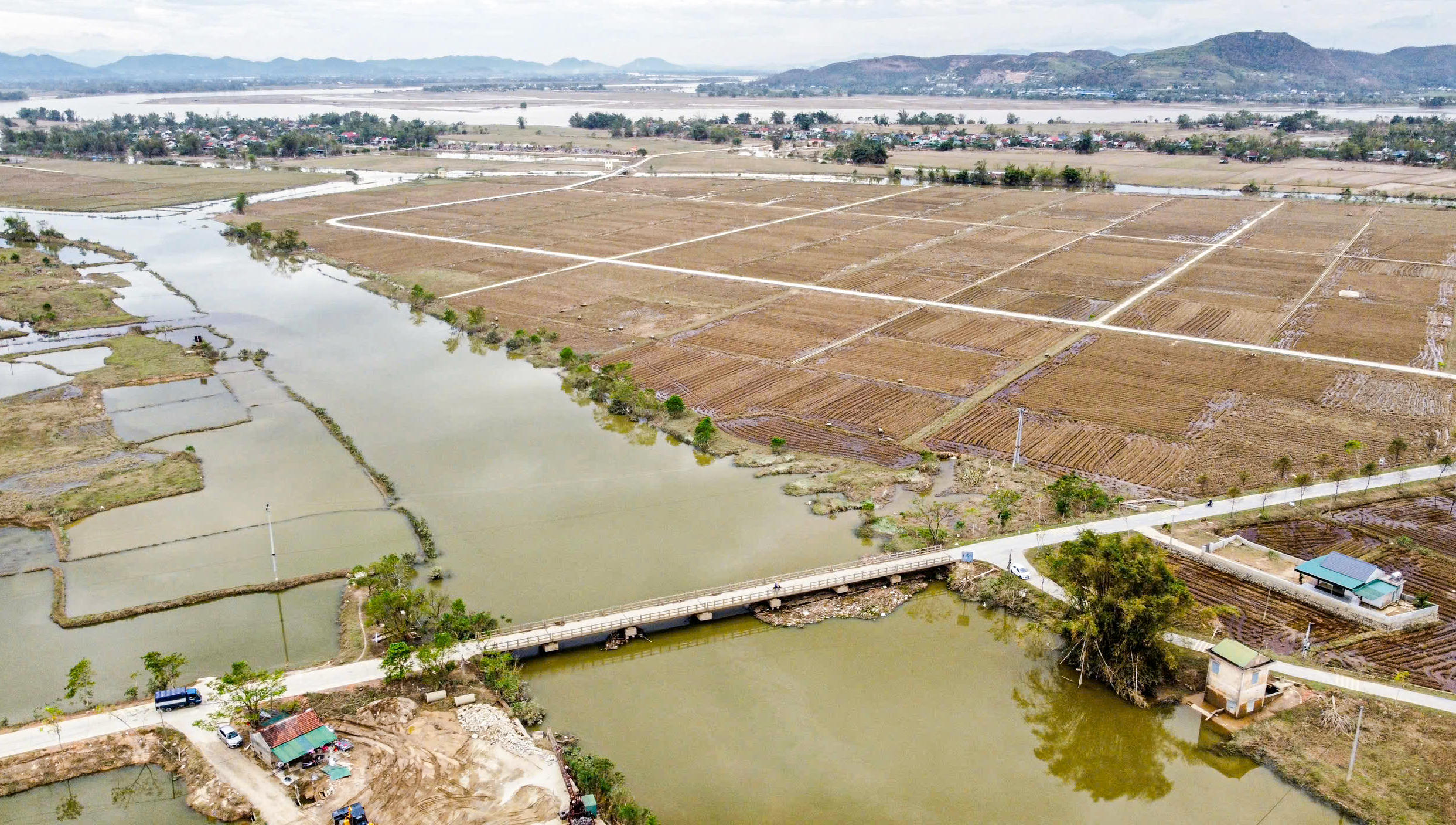 Được xây dựng cách đây hàng chục năm, cầu Đò Hào từng là niềm tự hào của người dân xã Quang Vĩnh (nay là Đức Quang, tỉnh Hà Tĩnh). Cầu bắc qua dòng sông La, là tuyến kết nối giữa thôn Vĩnh Hòa với trung tâm xã Đức Quang và các vùng lân cận. Ảnh: Cẩm Kỳ