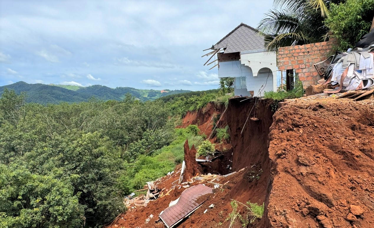 Một ngôi nhà của người dân nằm gần đoạn đường bị sạt lở hỏng nặng. Ảnh:  Đình Sang.