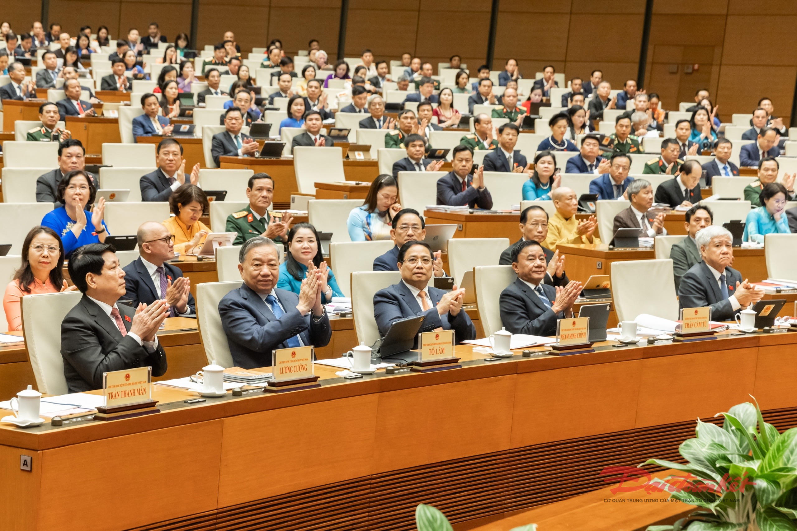 Phiên họp được phát thanh, truyền hình trực tiếp trên sóng phát thanh, truyền hình quốc gia để cử tri và Nhân dân theo dõi. Ảnh: Quang Vinh.. 