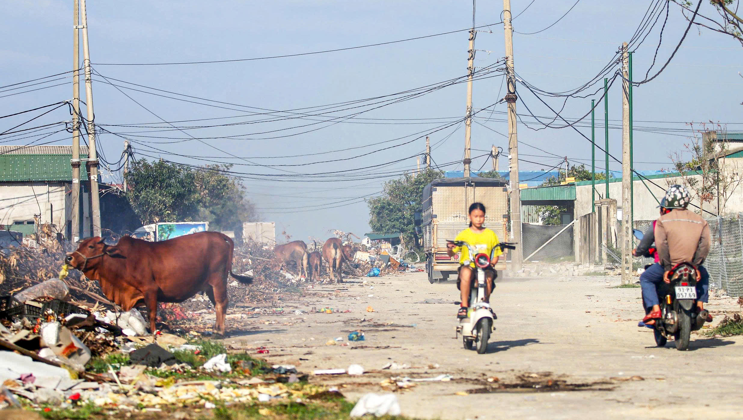 Nhiều vị trí được đốt, khói trắng phủ kín, mùi khét lan rộng ra khu dân cư. Ảnh: Cẩm Kỳ