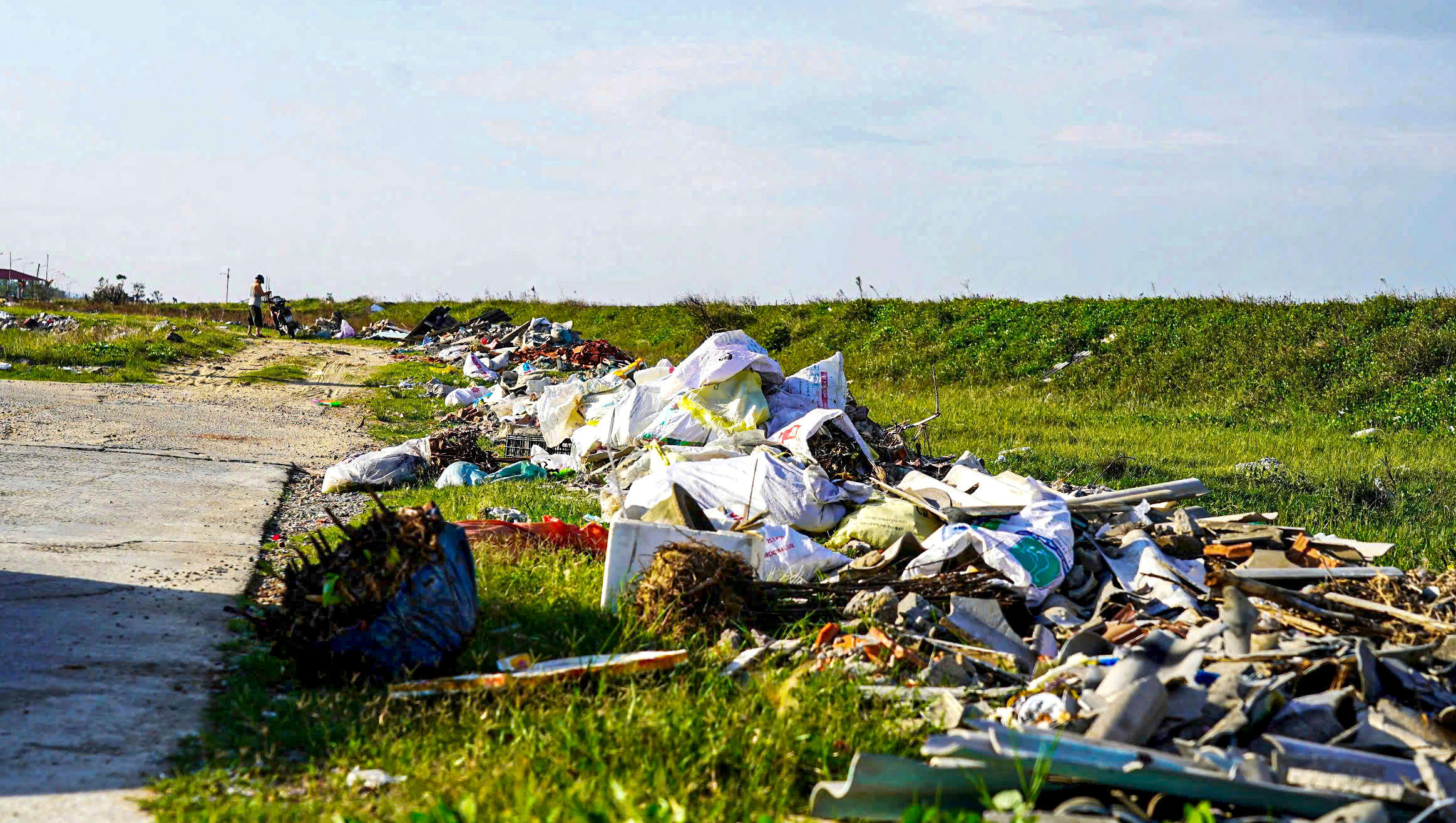 Tuyến đường biến thành 'biển rác' giữa lòng Cụm công nghiệp Thạch Kim. Ảnh: Cẩm Kỳ&nbsp;