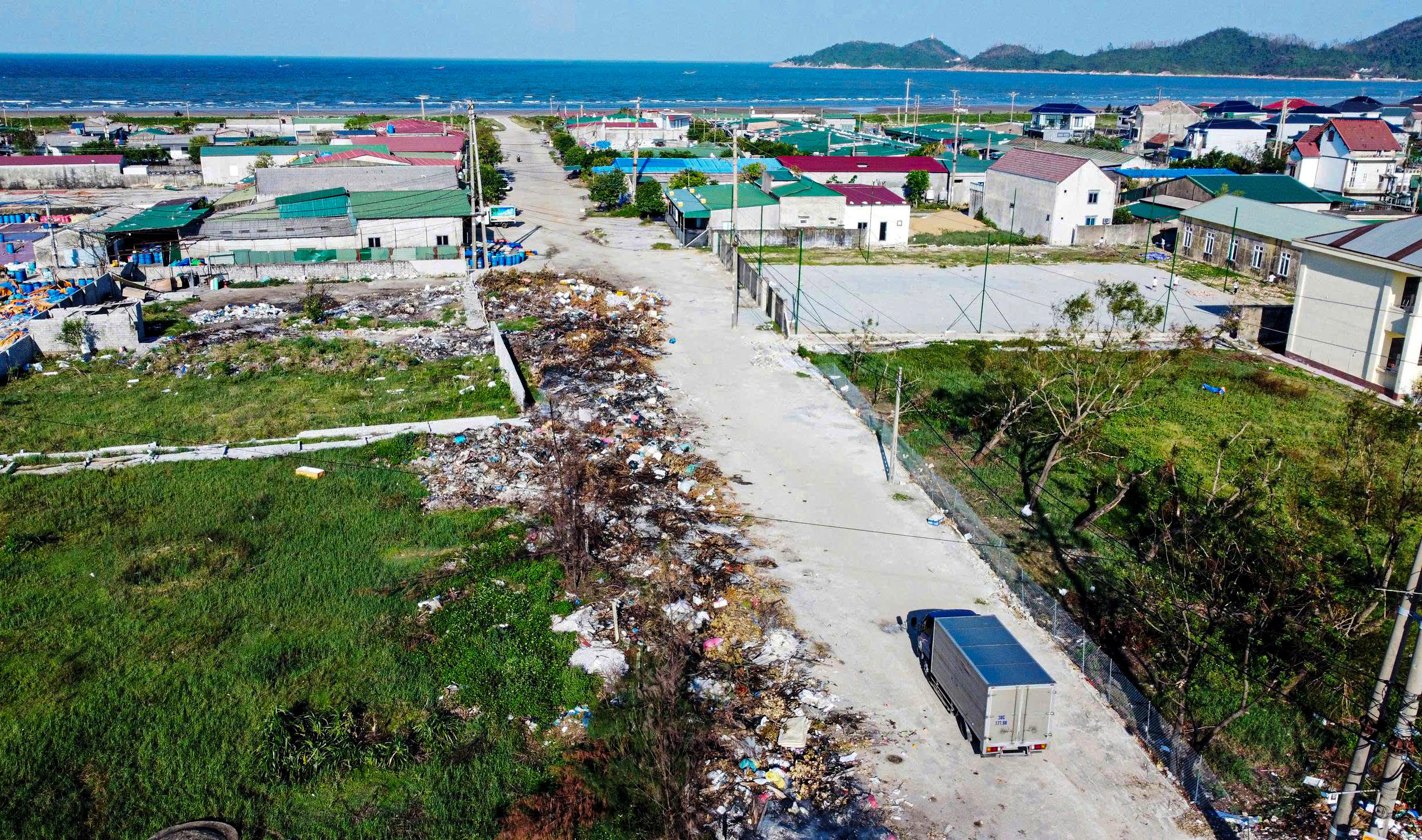 Rác thải xây dựng và rác sinh hoạt tồn đọng dọc tuyến đường chính trong Cụm công nghiệp Thạch Kim. Ảnh: Cẩm Kỳ