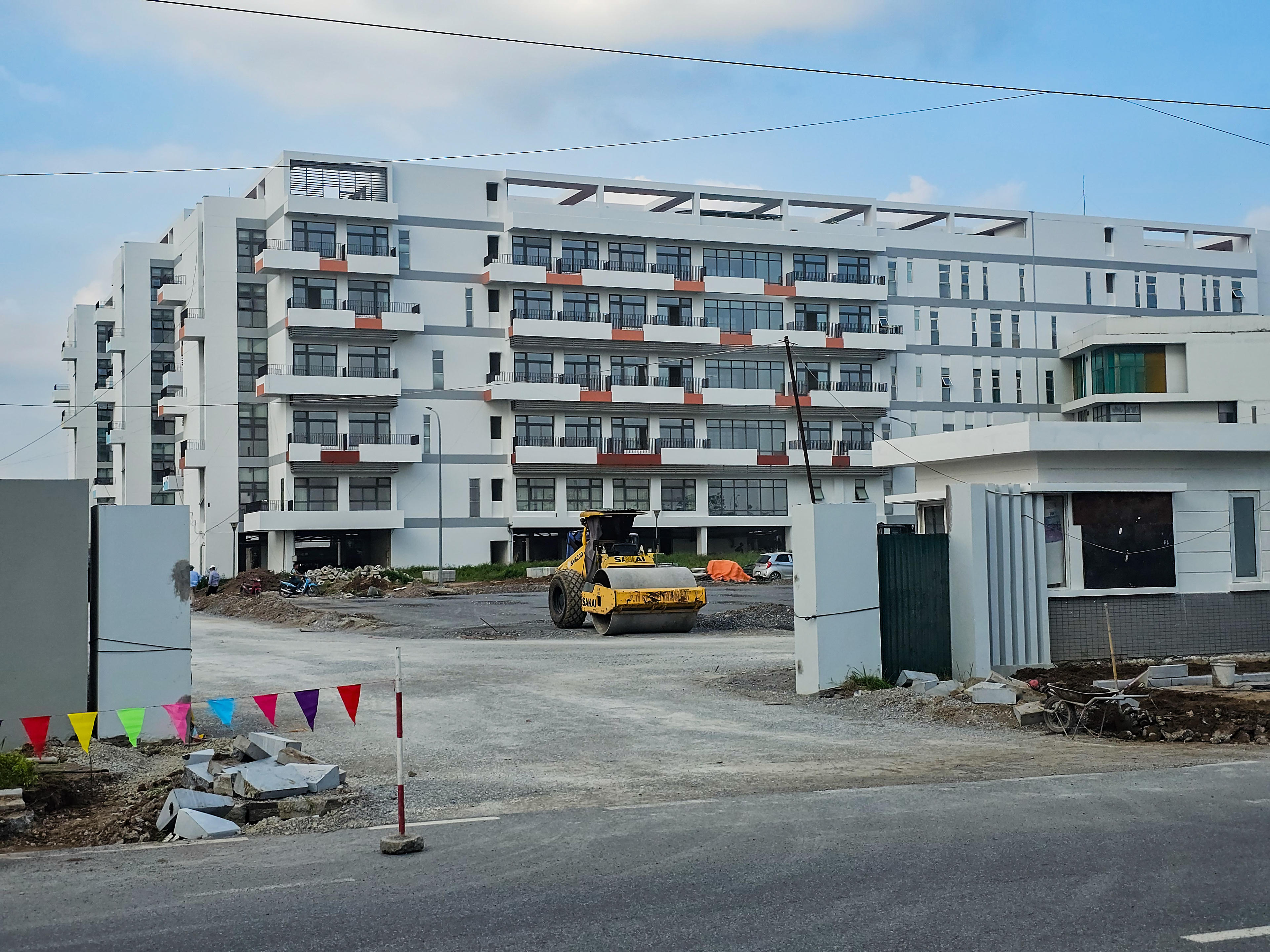 Ngày 7/10, Thứ trưởng Bộ Y tế Lê Đức Luận họp chỉ đạo, yêu cầu Vụ Kế hoạch - Tài chính, Ban Quản lý dự án đôn đốc, . phối hợp với Bệnh viện Hữu nghị Việt Đức và các nhà thầu xây dựng chi tiết phụ lục, điều chỉnh hợp đồng . ngay sau khi dự toán thiết kế bản vẽ thi công được phê duyệt; thứ 2 hàng tuần phải tổ chức giao ban tại công trường để giải quyết . dứt điểm các vấn đề phát sinh và hỗ trợ mọi vướng mắc của đơn vị thi công. Ảnh: Đình Minh.