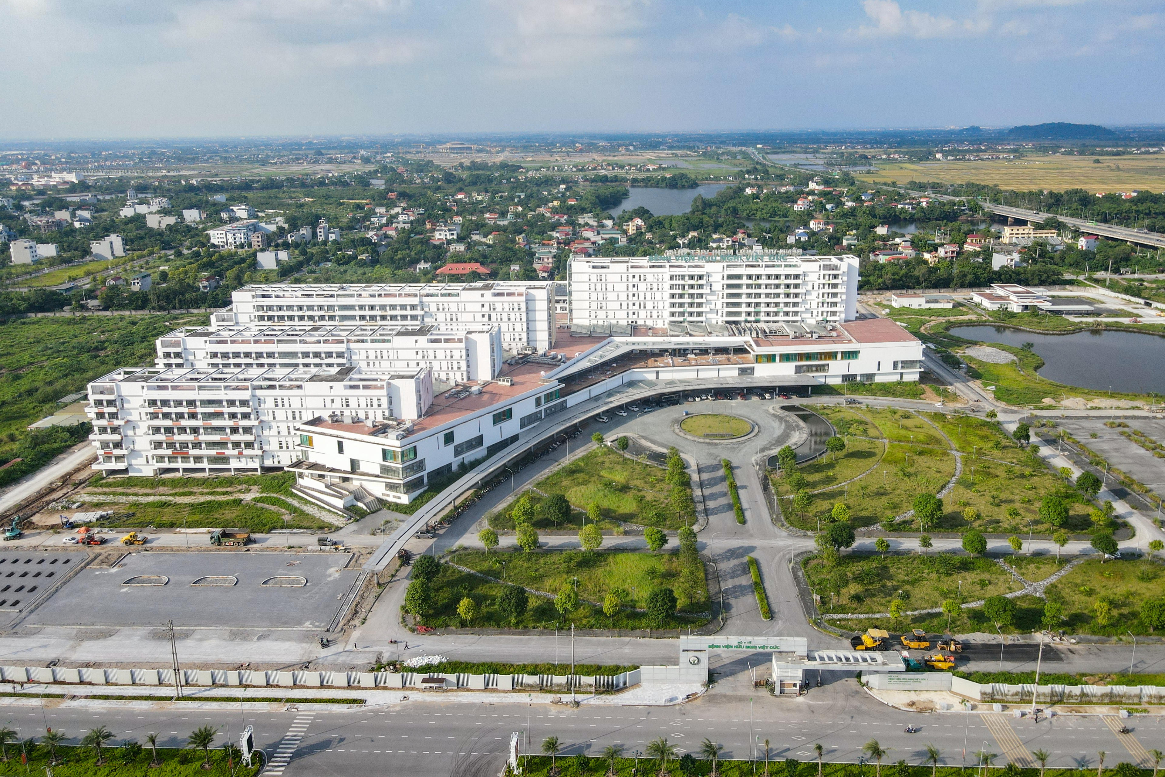 Dự án Bệnh viện Hữu nghị Việt Đức cơ sở 2 được khởi công xây dựng từ cuối năm 2014 tại phường Phủ Lý, tỉnh Ninh Bình.  với quy mô 1.000 giường bệnh nội trú, đáp ứng khoảng 3.500 lượt khám mỗi ngày. . Tổng mức đầu tư của dự án trên 4.500 tỷ đồng. Ảnh: Đình Minh.