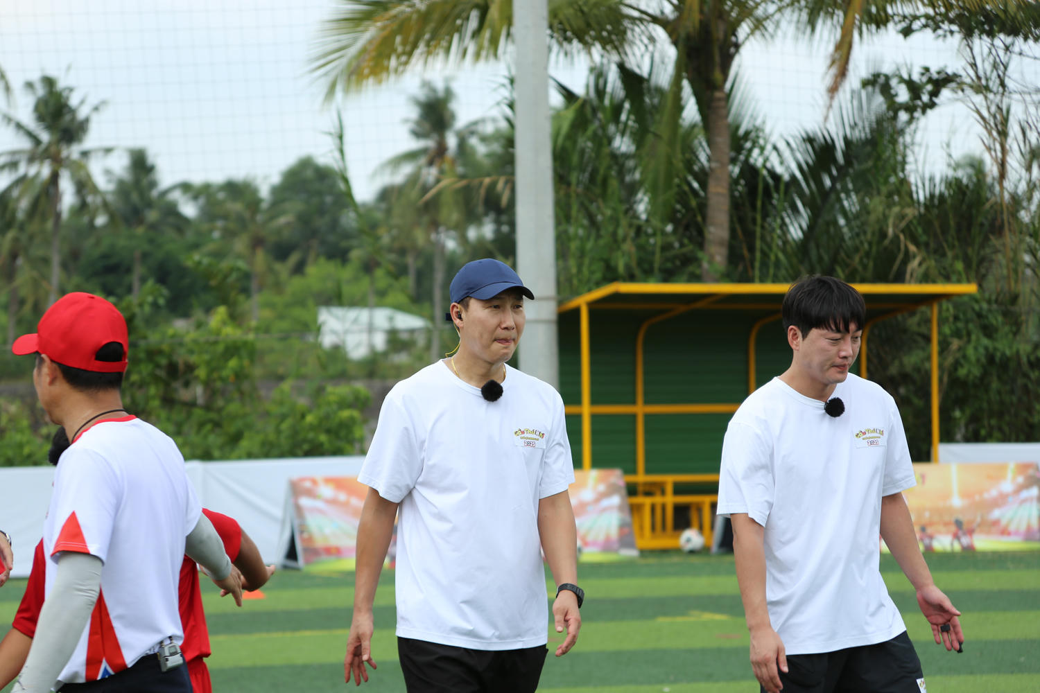 HLV Kim Sang Sik vô cùng ngạc nhiên trước kỹ năng của các Cầu thủ nhí.&nbsp;