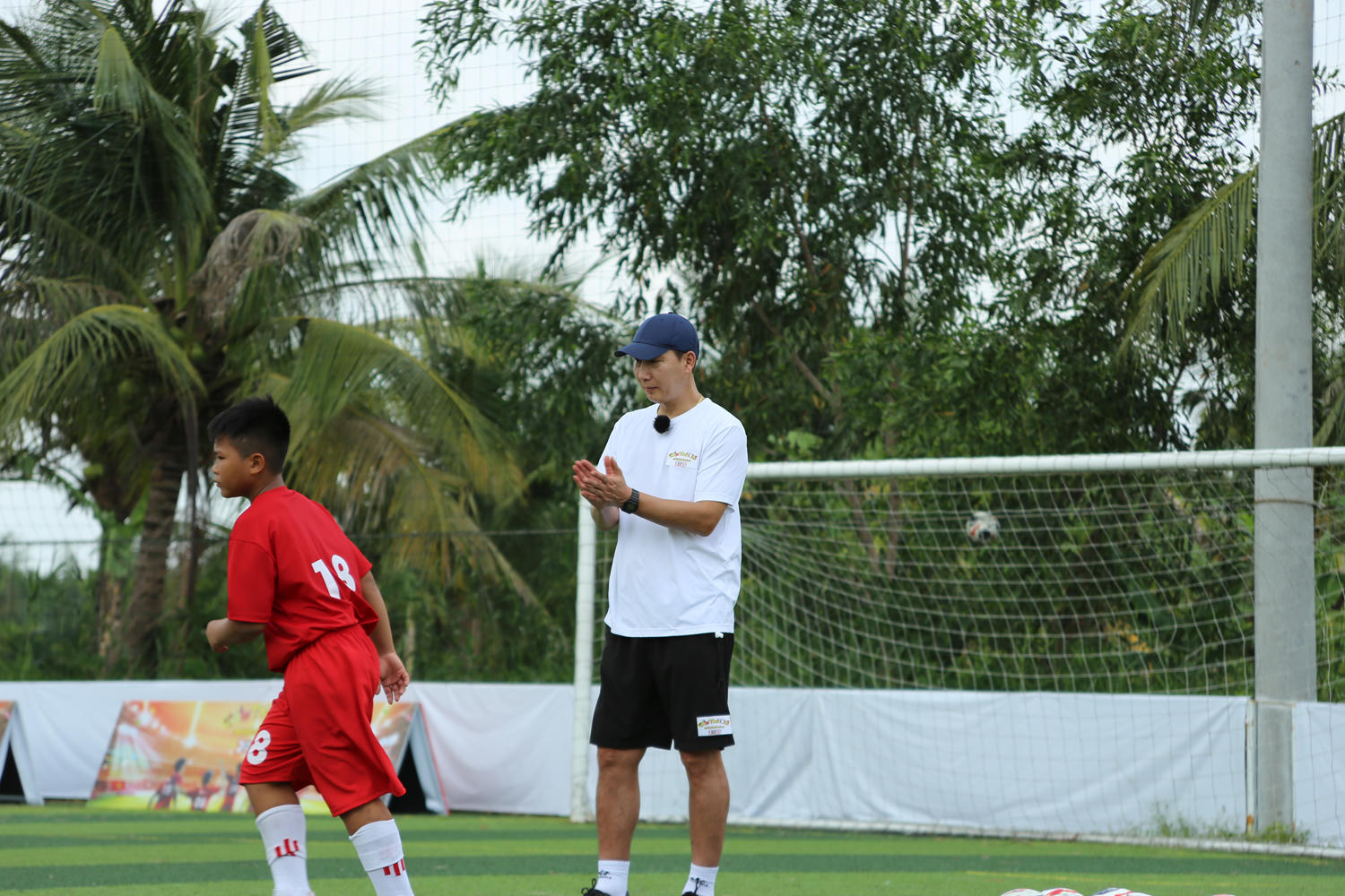 HLV Kim Sang Sik luôn cổ vũ, động viên tinh thần các Cầu thủ nhí.