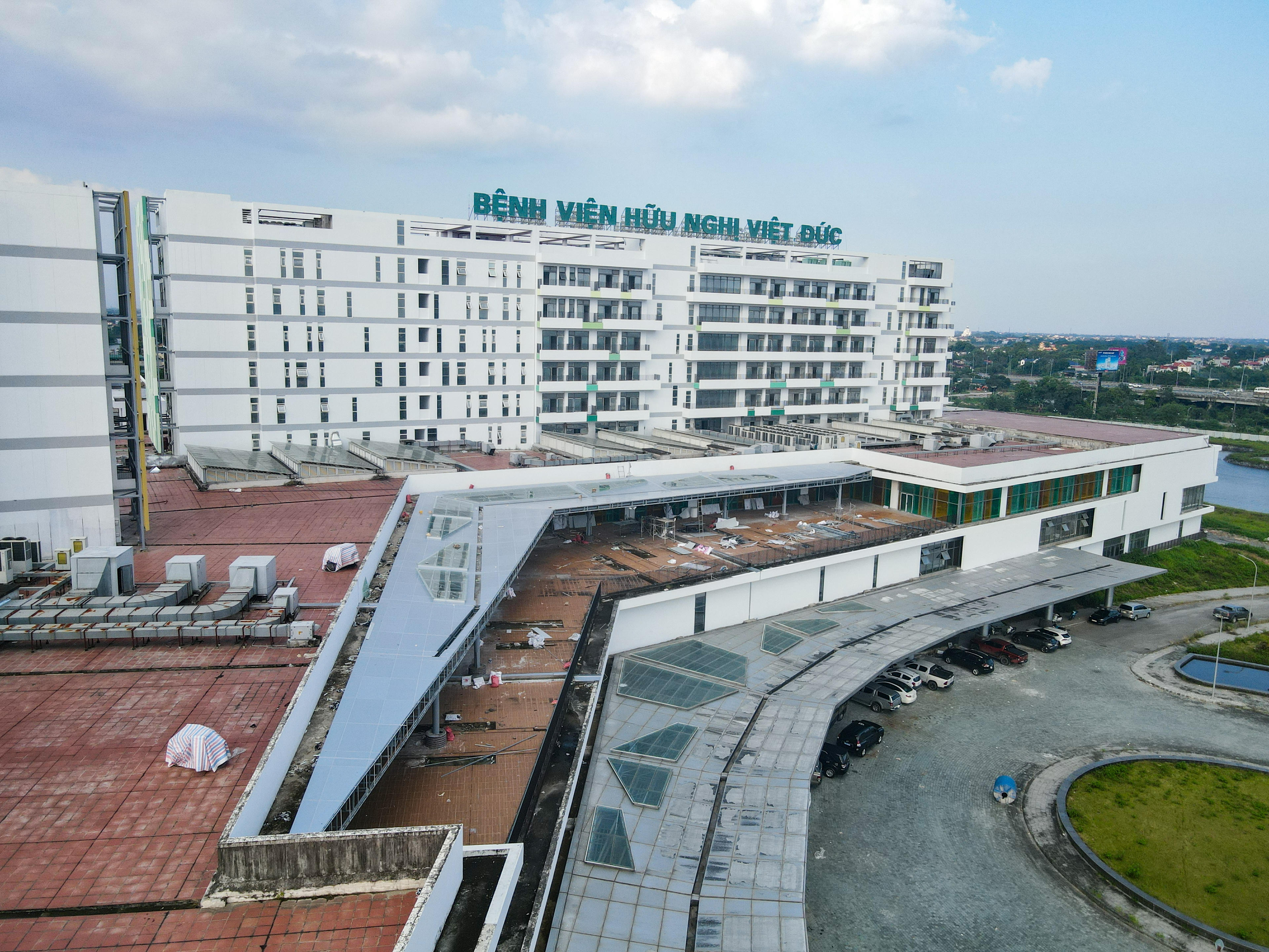 Theo Bộ Y tế, sau hơn 10 năm xây dưng, đến nay, dự án đã hoàn thành khoảng 90 - 95% khối lượng công việc. Ảnh: Đình Minh.