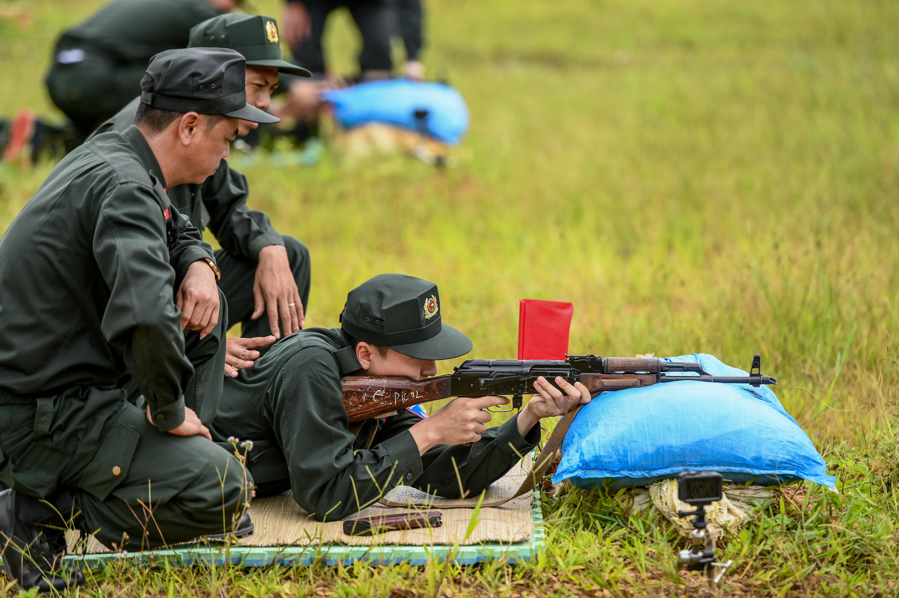 Ngô Kiến Huy tập bắn súng&nbsp;AK-47 với đạn thật. Ảnh: H.A.