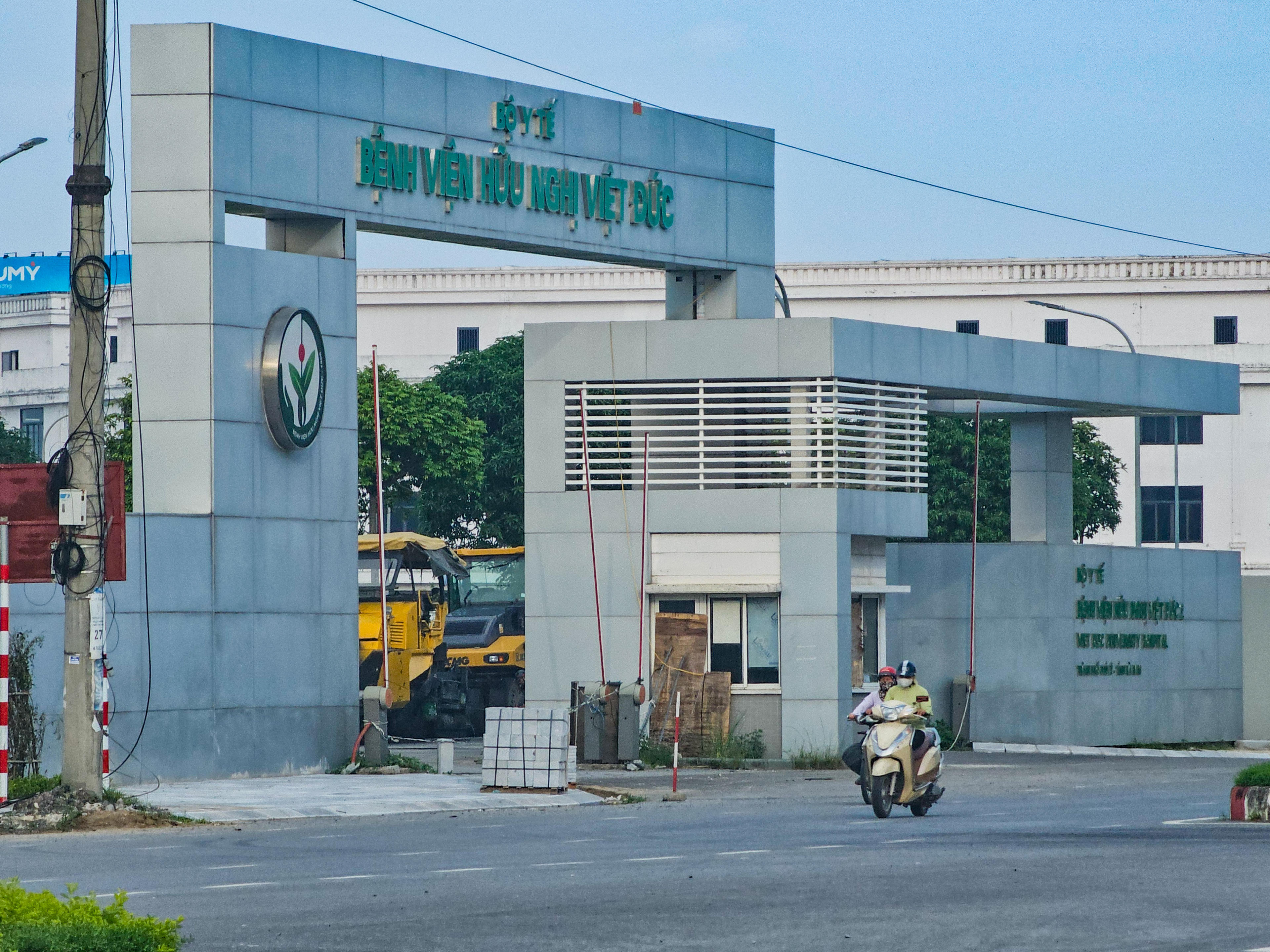 Tại khu vực cổng chính của bệnh viện, hiện đã được sơn sửa, có chốt bảo vệ trông coi. . Biển tên bệnh viện, trước đó bị bong rách thì nay đã được làm mới lại. Ảnh: Đình Minh