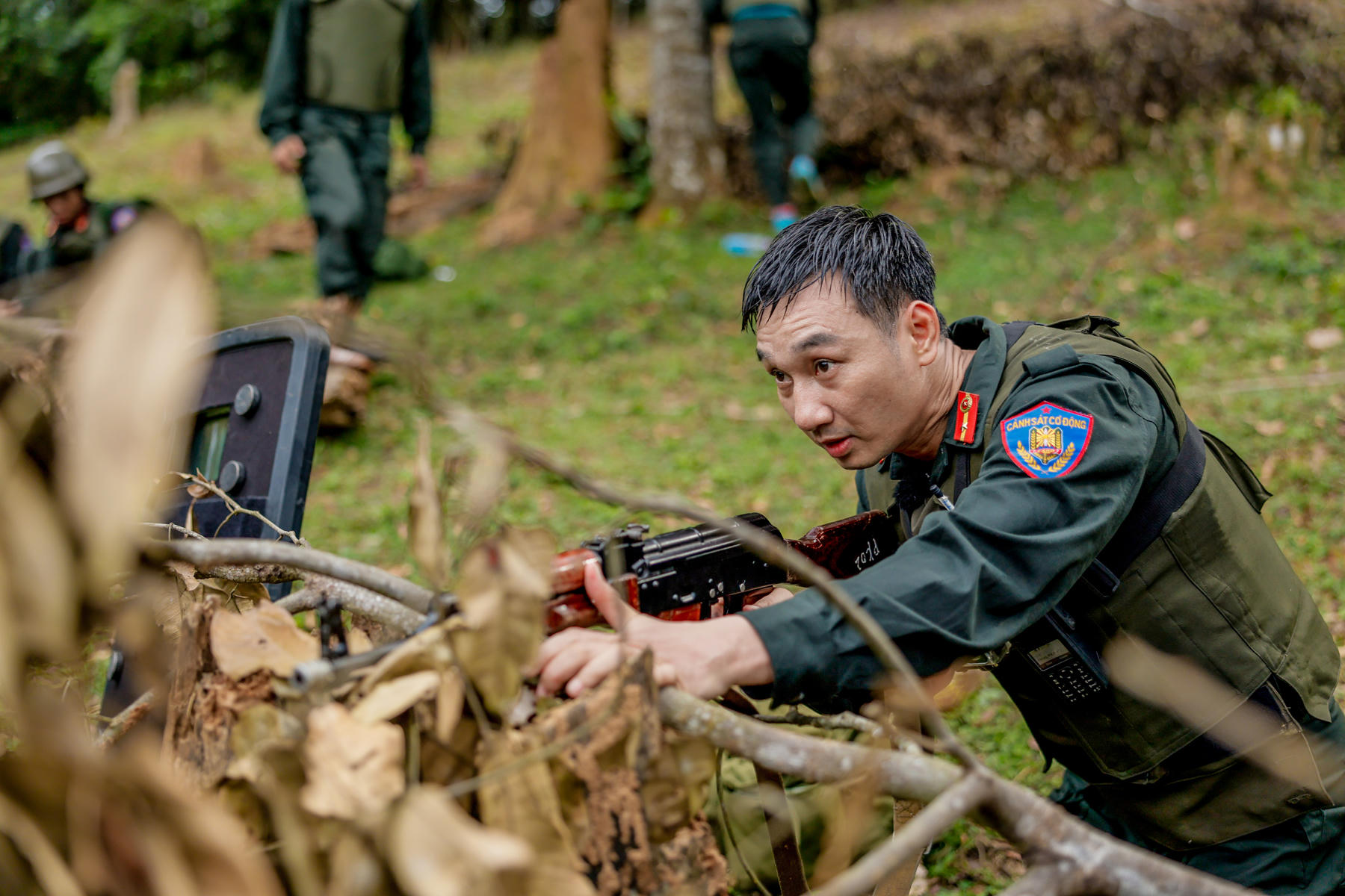 Chiến sĩ quả cảm Thành Trung tập trung trong nhiệm vụ. Ảnh: H.A.