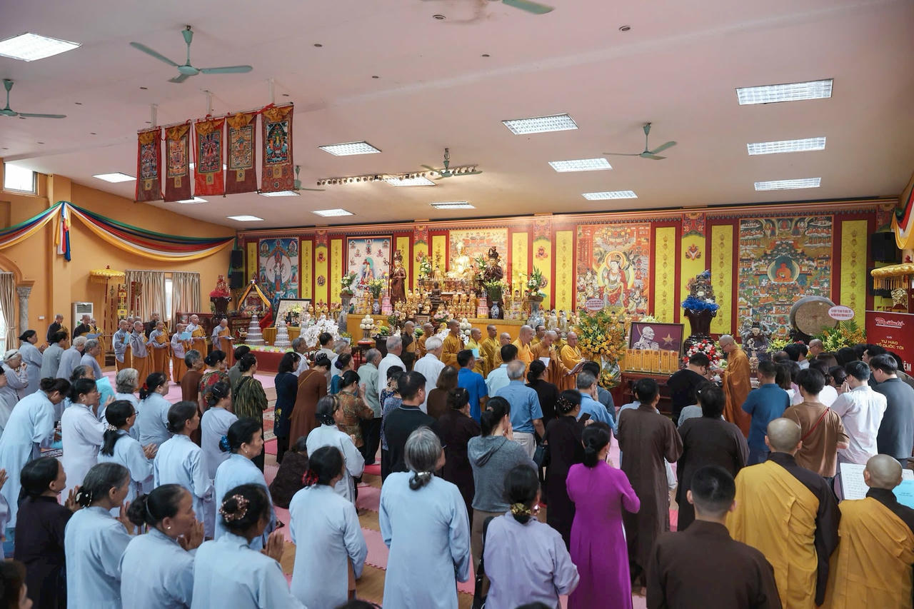 Khởi đầu hành trình thiêng liêng tại Chùa Sủi - nơi ngọn lửa tri ân được thắp sáng.