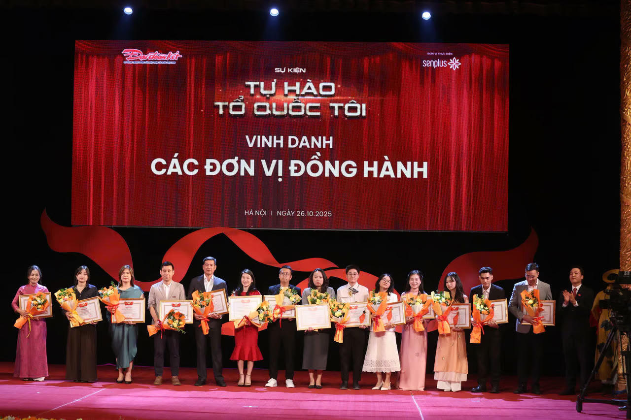 Ông Nguyễn Văn Dũng - Phó Tổng Biên tập Báo Đại đoàn kết, Trưởng Ban Tổ chức chương trình trao Bằng khen và tặng hoa các đơn vị đồng hành. Ảnh: Quang Vinh.