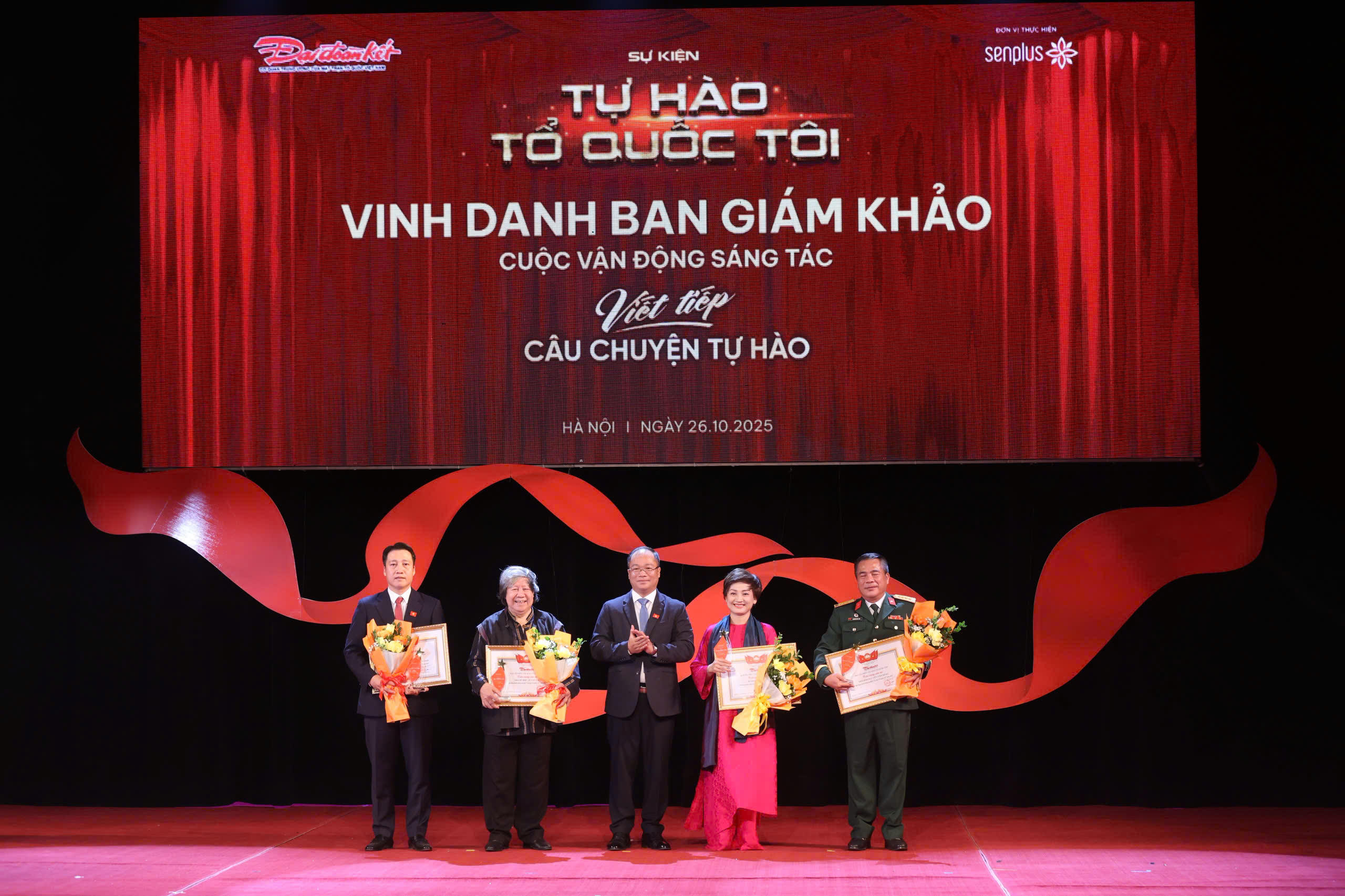 Phó Tổng Biên tập Báo Đại đoàn kết Nguyễn Đăng Khang trao Kỷ niệm chương và Bằng khen vinh danh Ban giám khảo. Ảnh: Lê Khánh.