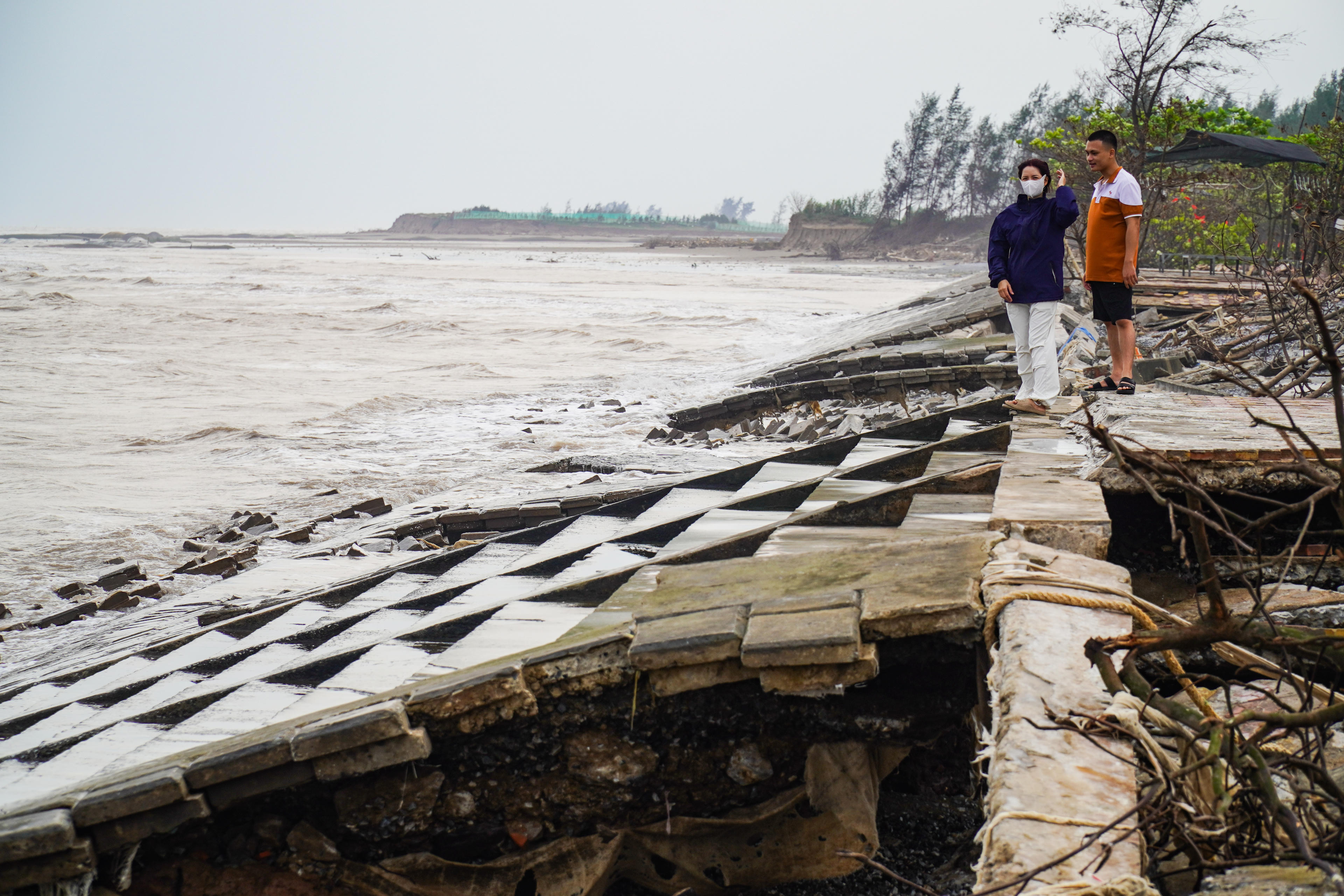 Để xử lý tình trạng kè sạt lở, ông Nam cho biết, chính quyền xã đã khảo sát hiện trường, báo cáo cấp trên để xin phương án xử lý. Ảnh: Đình Minh.