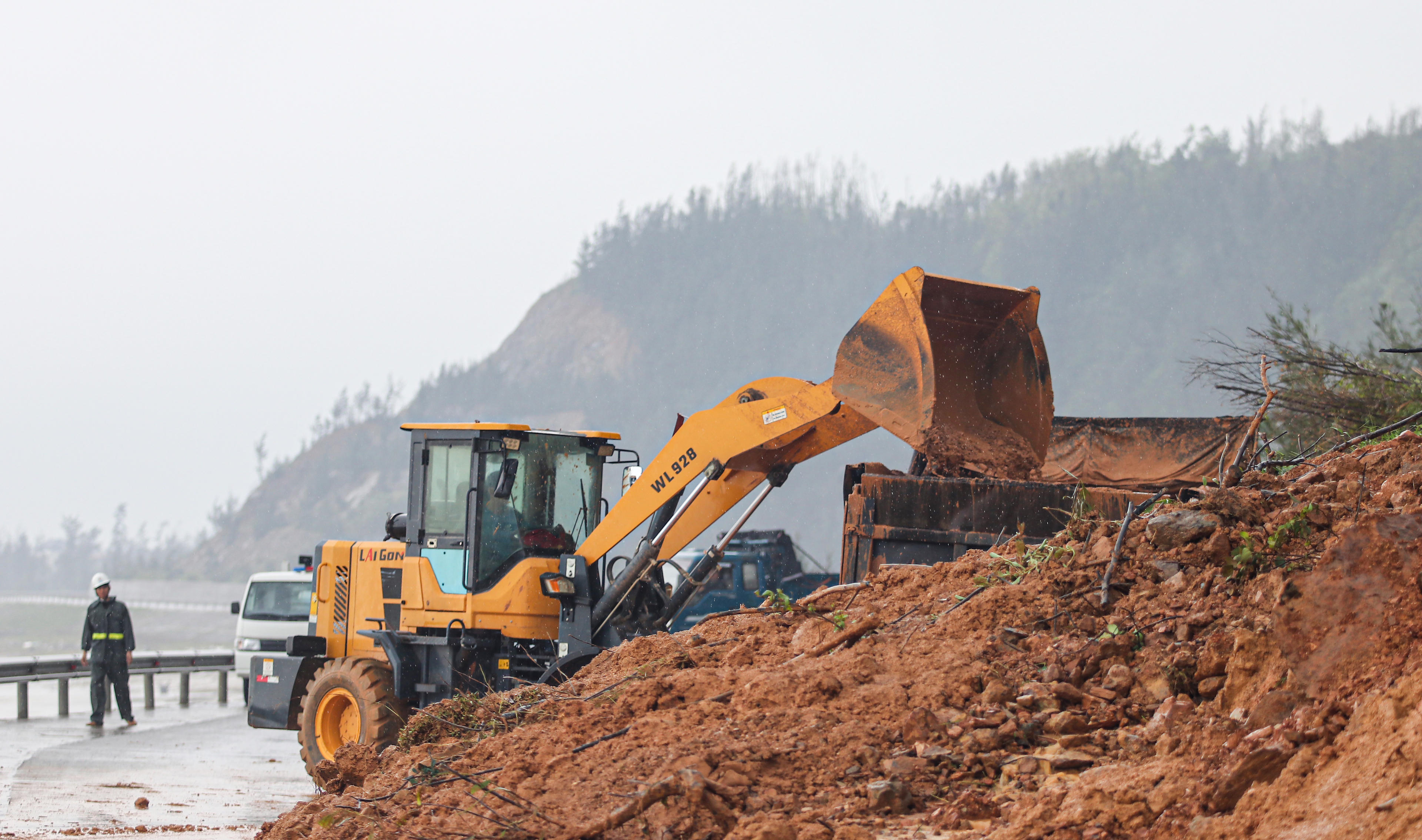 Dự kiến đến chiều tối nay, toàn bộ công việc sẽ được hoàn tất, trả lại đường thông thoáng và đảm bảo an toàn cho các phương tiện lưu thông. Ảnh: Cẩm Kỳ